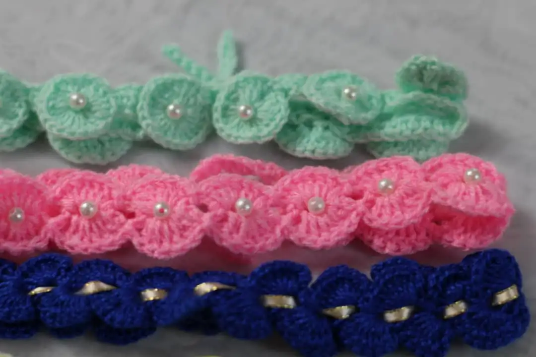 Diademas con detalles sutiles de perlas y flores. - Imagen 3