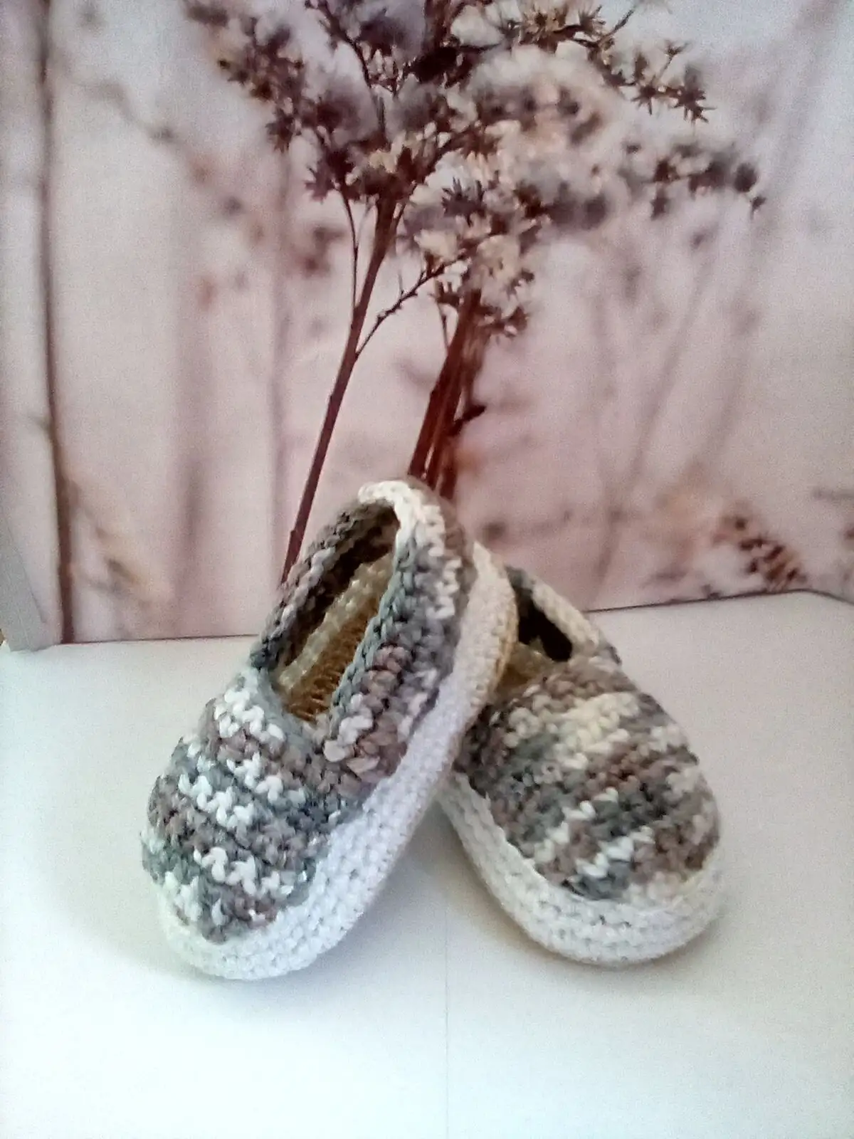 Zapatos de bebé hechos a crochet estilo artesanal