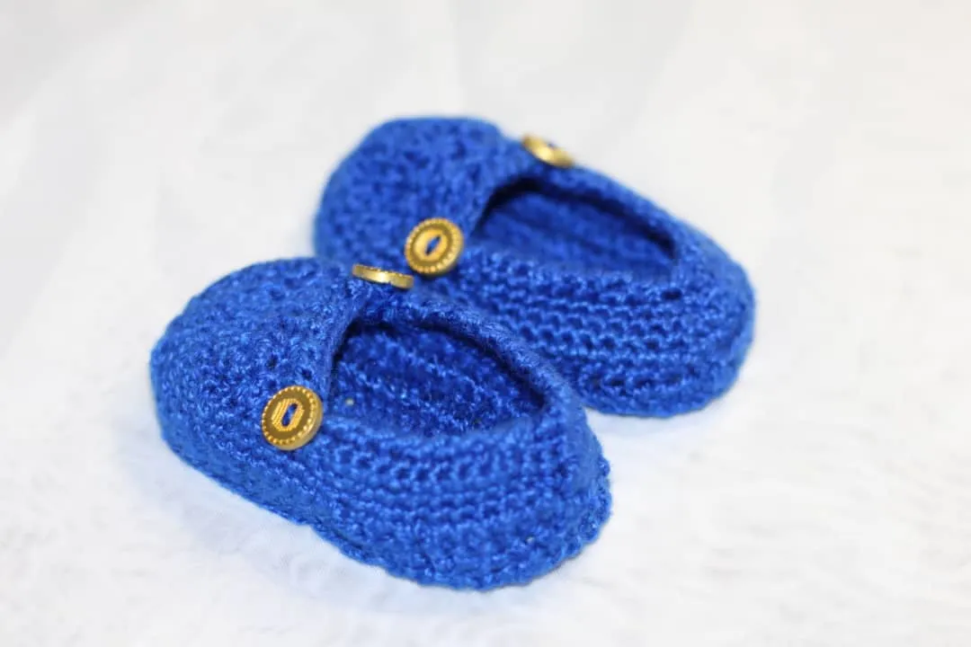 Zapatos de bebé hechos a crochet.