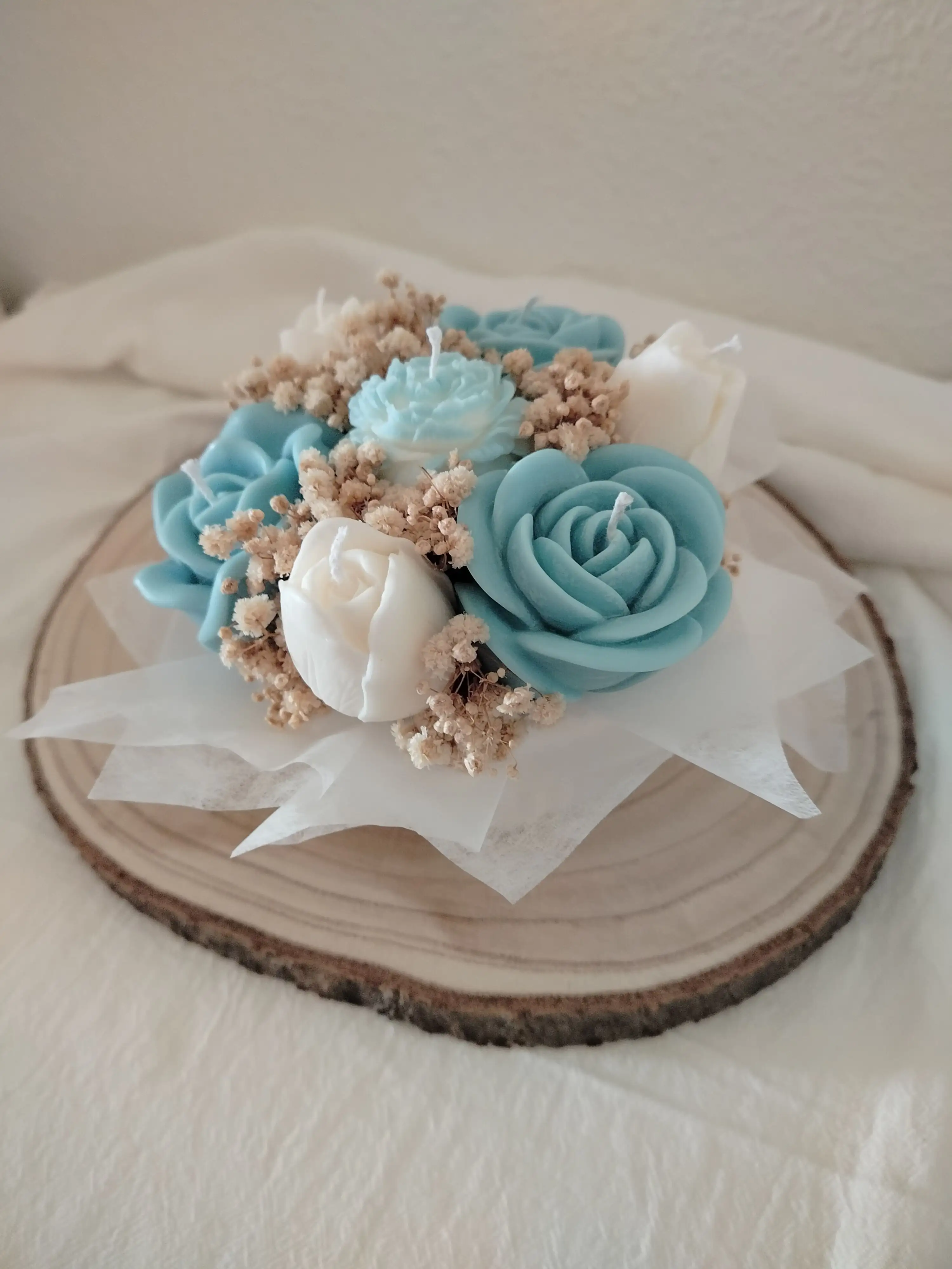 Bouquet velas aromáticas con forma de flores, en azul y blanco - Imagen 3