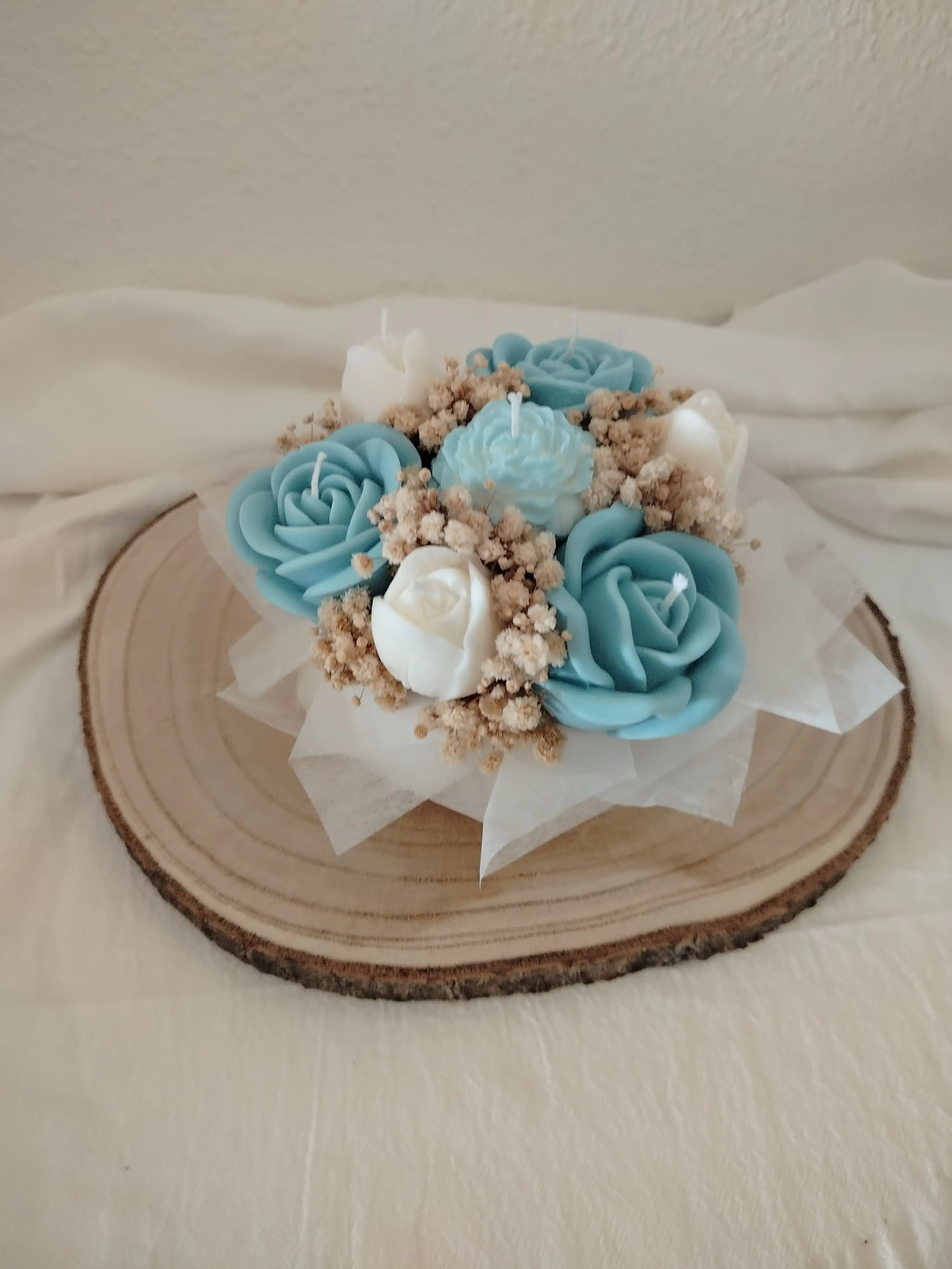 Bouquet velas aromáticas con forma de flores, en azul y blanco - Imagen 5