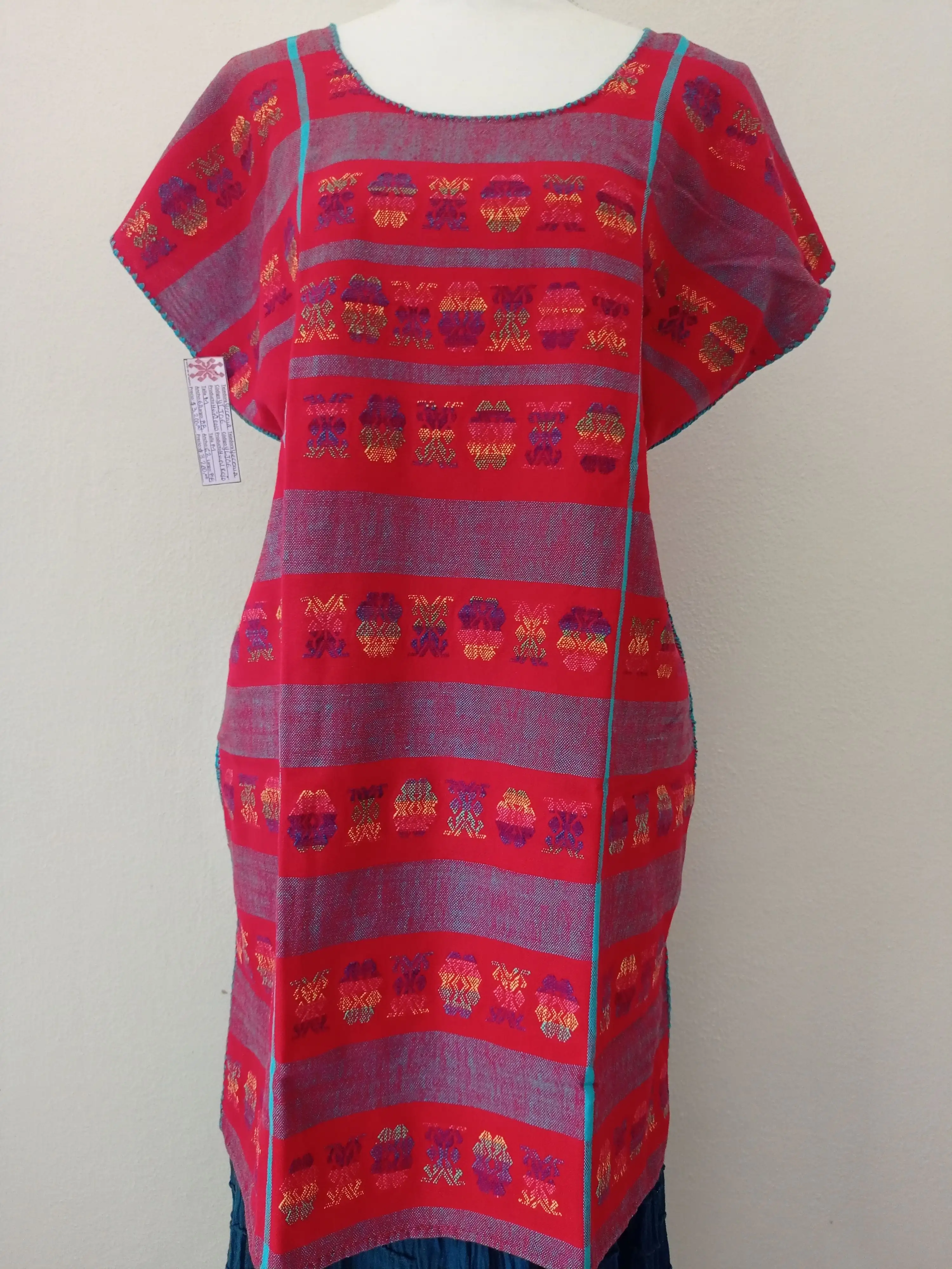 Huipil rojo, brocados multicolores matizados, toque turquesa. - Imagen 2
