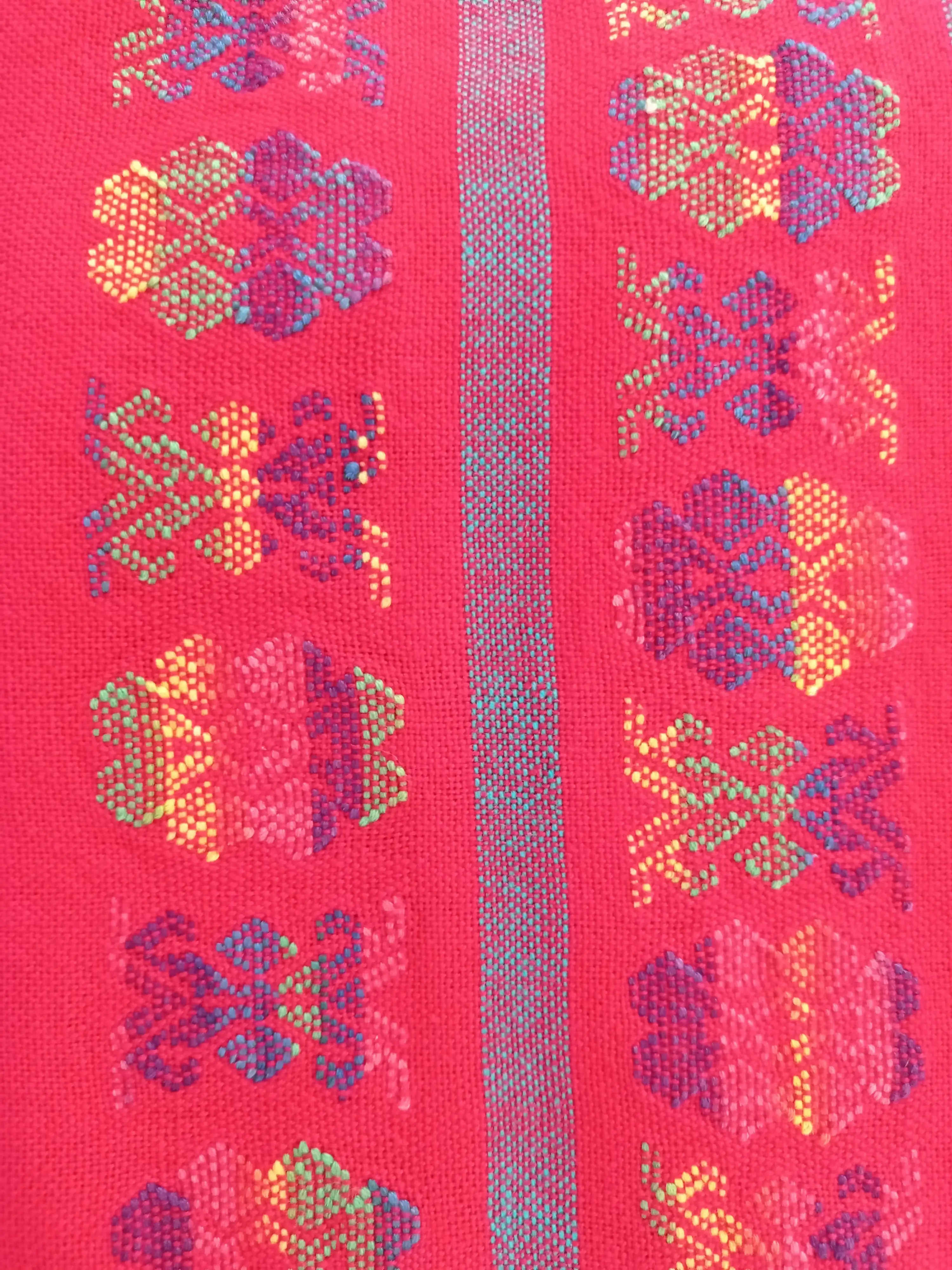 Huipil rojo, brocados multicolores matizados, toque turquesa. - Imagen 3