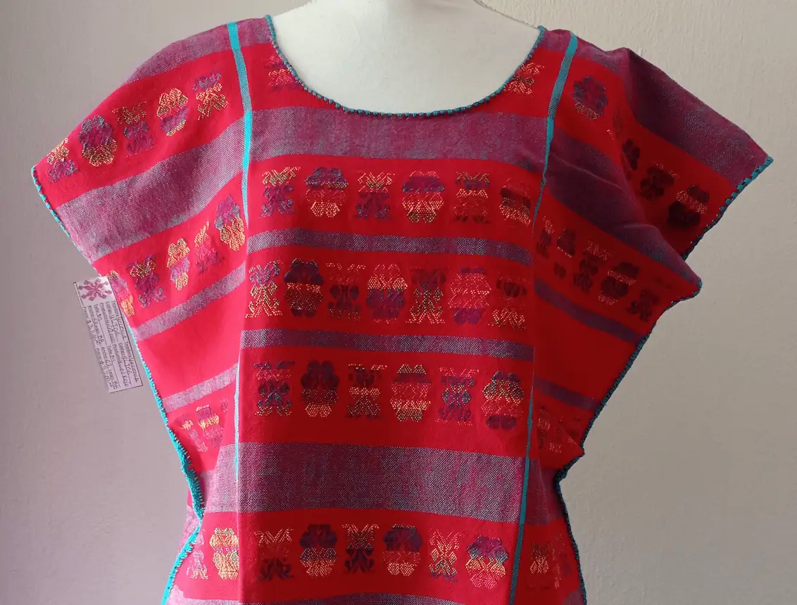 Huipil rojo, brocados multicolores matizados, toque turquesa. - Imagen 4