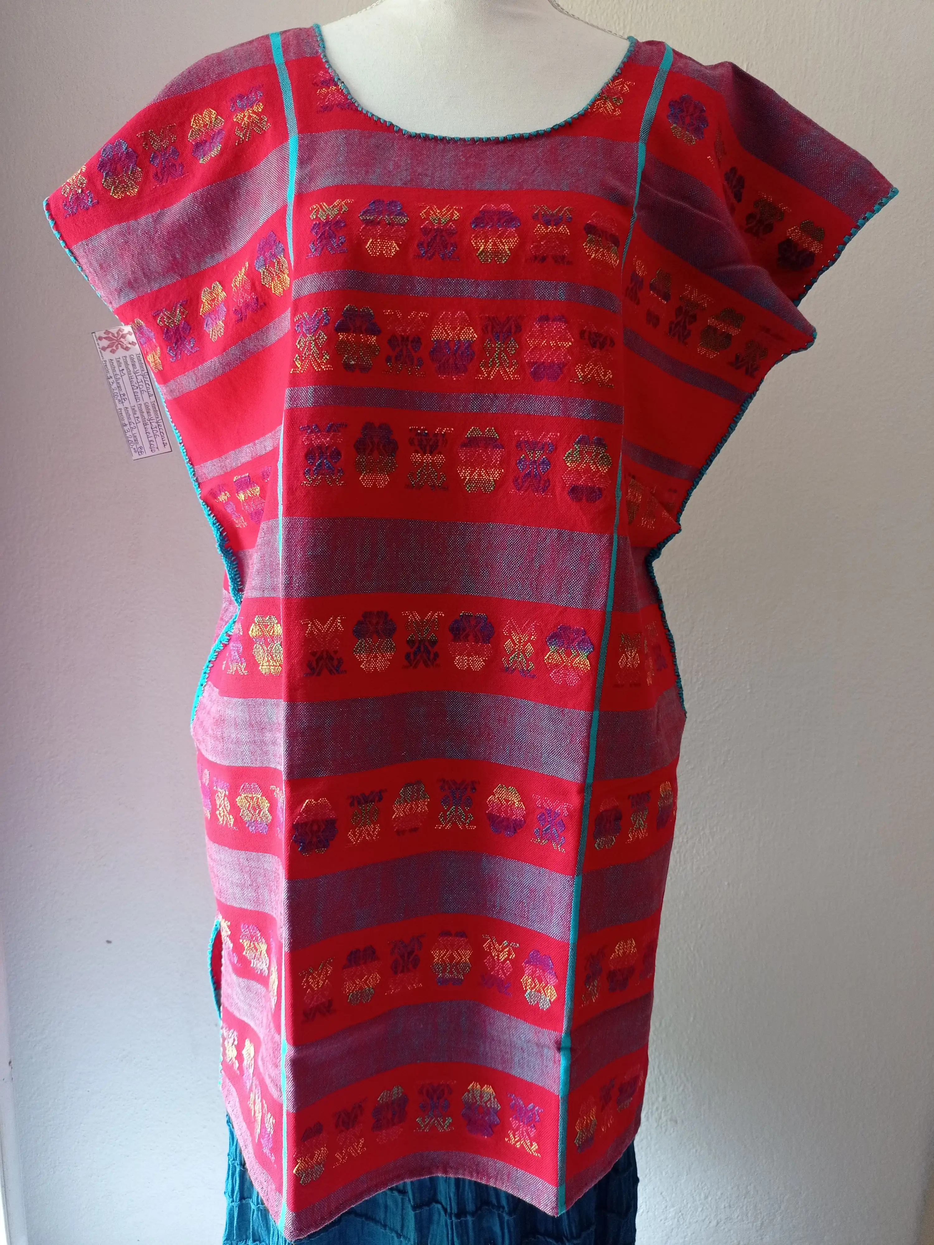 Huipil rojo, brocados multicolores matizados, toque turquesa. - Imagen 5