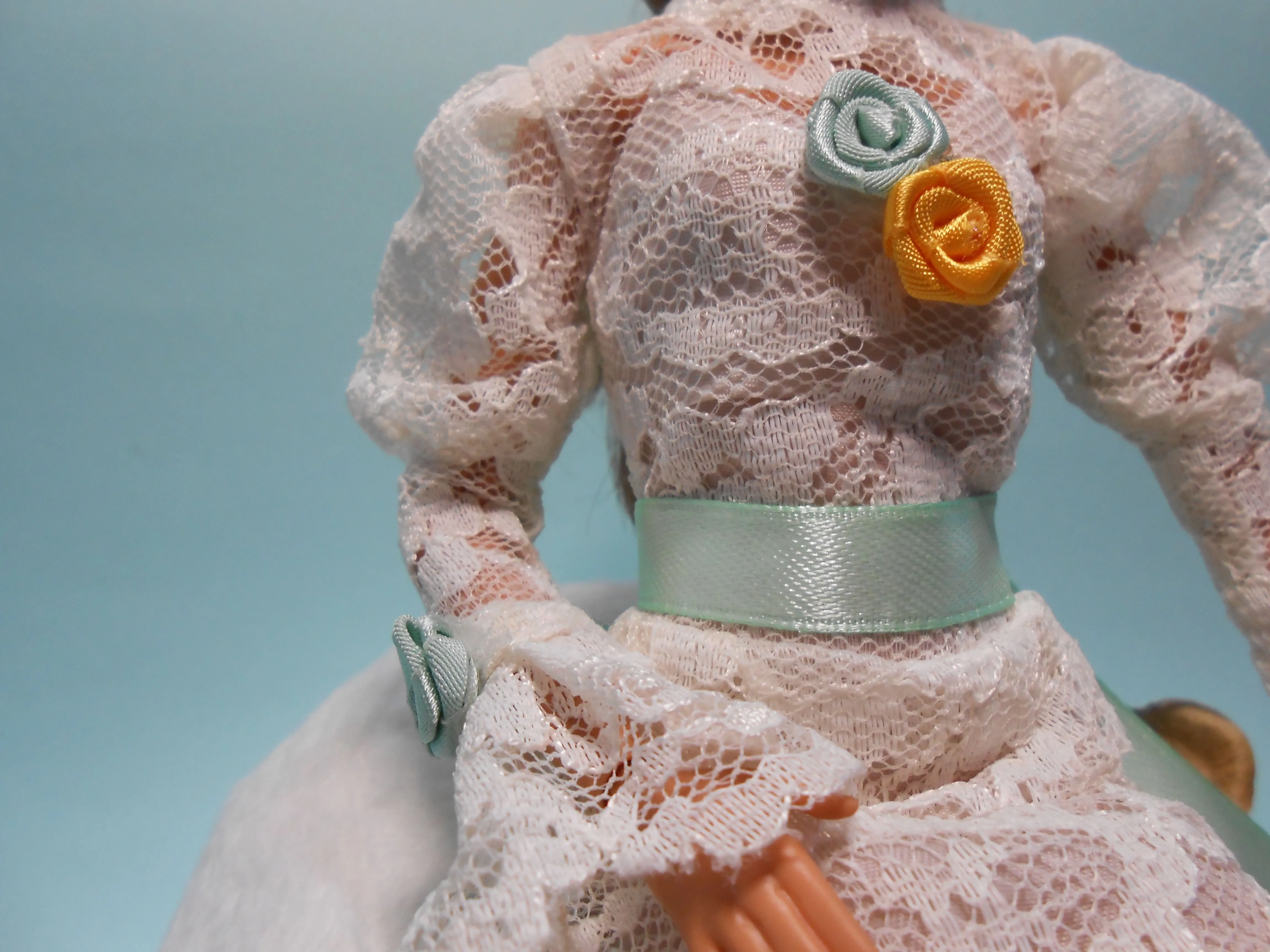 Vestido Largo Estilo Sirena en Encaje Antiguo para Muñecas de 11.5” - Imagen 2