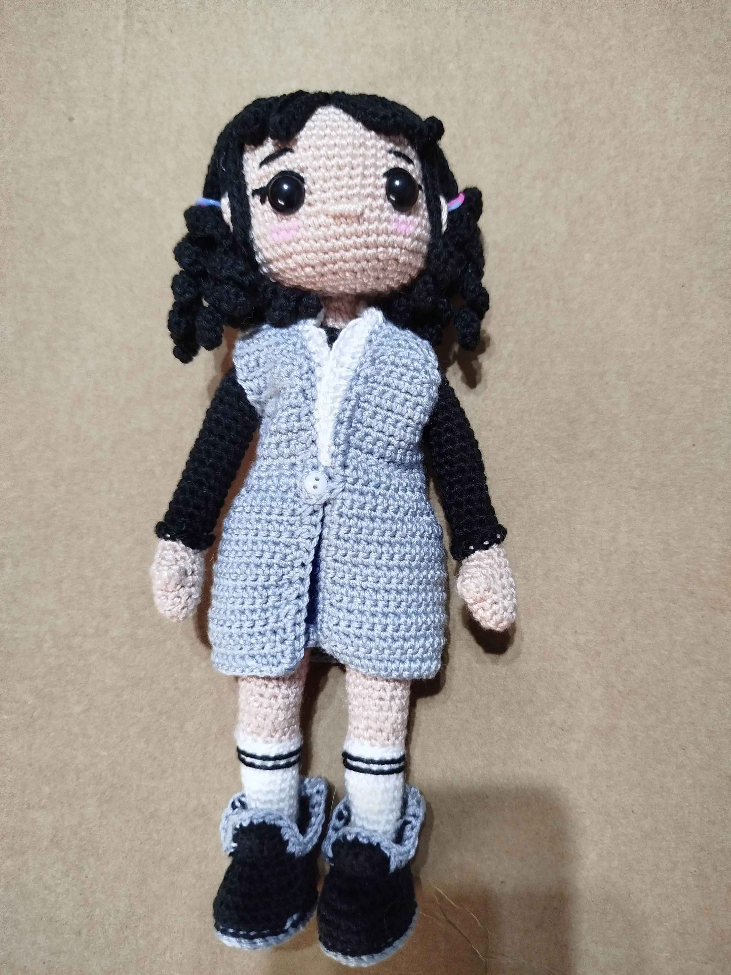 Muñeca Amigurumi con chaleco y botas - Imagen 2