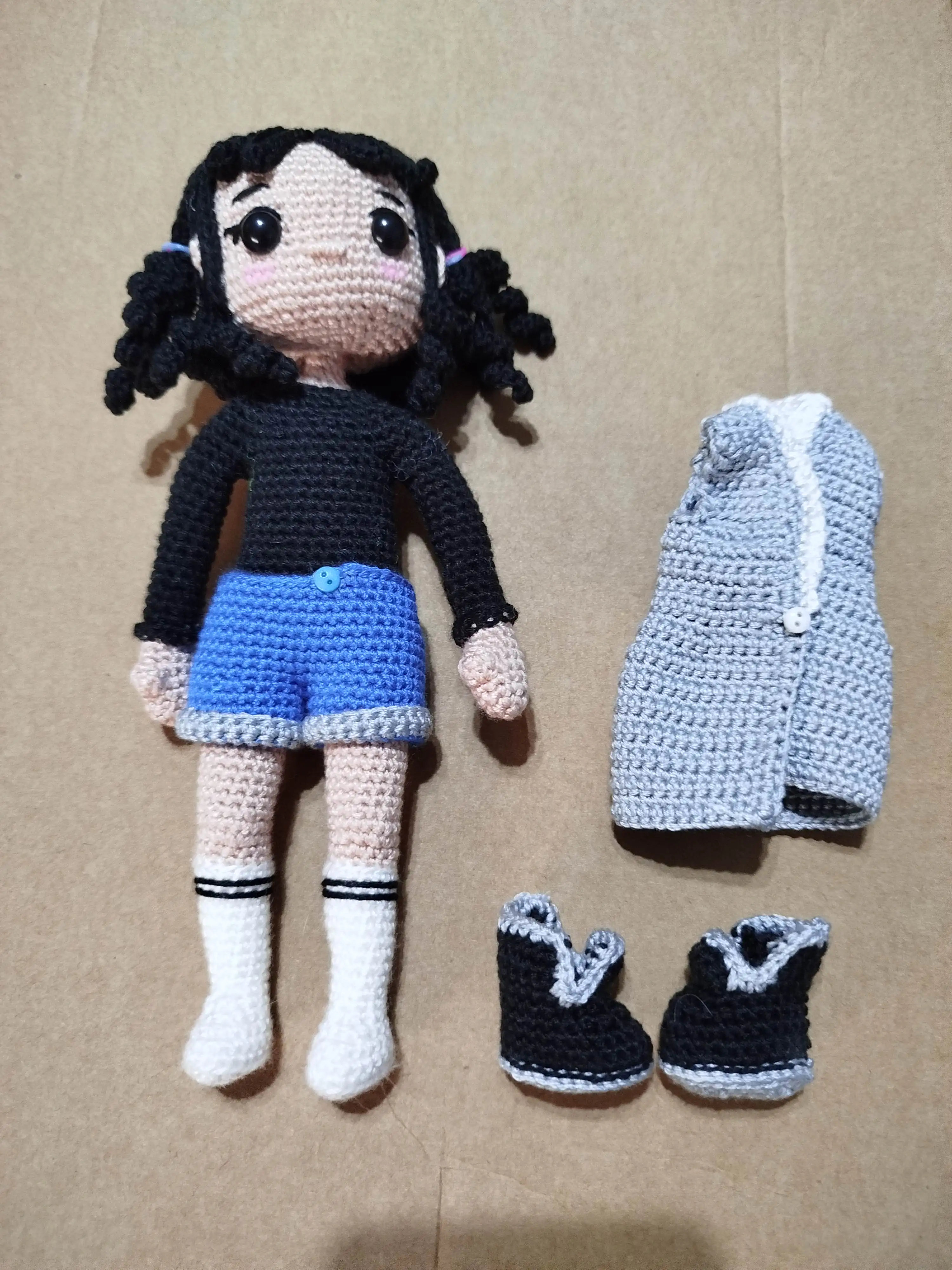 Muñeca Amigurumi con chaleco y botas - Imagen 4