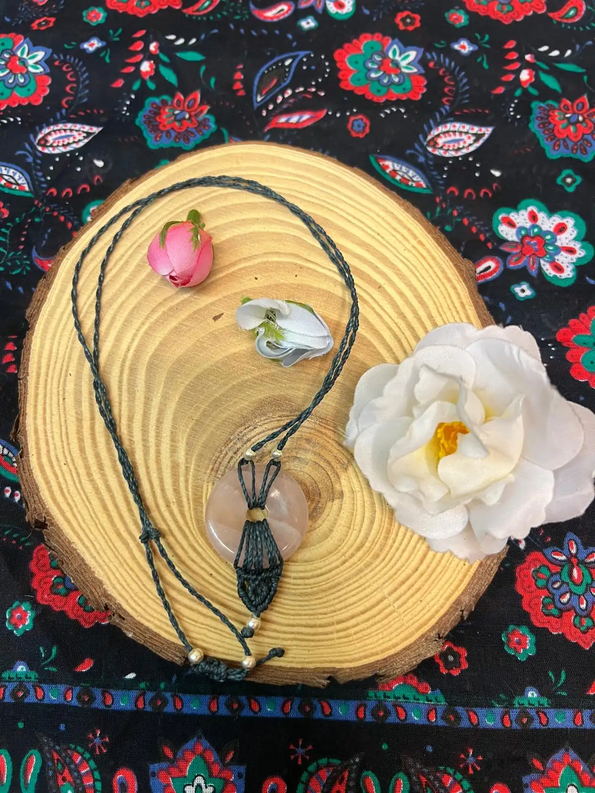 Colgante de macramé con cuarzo rosa