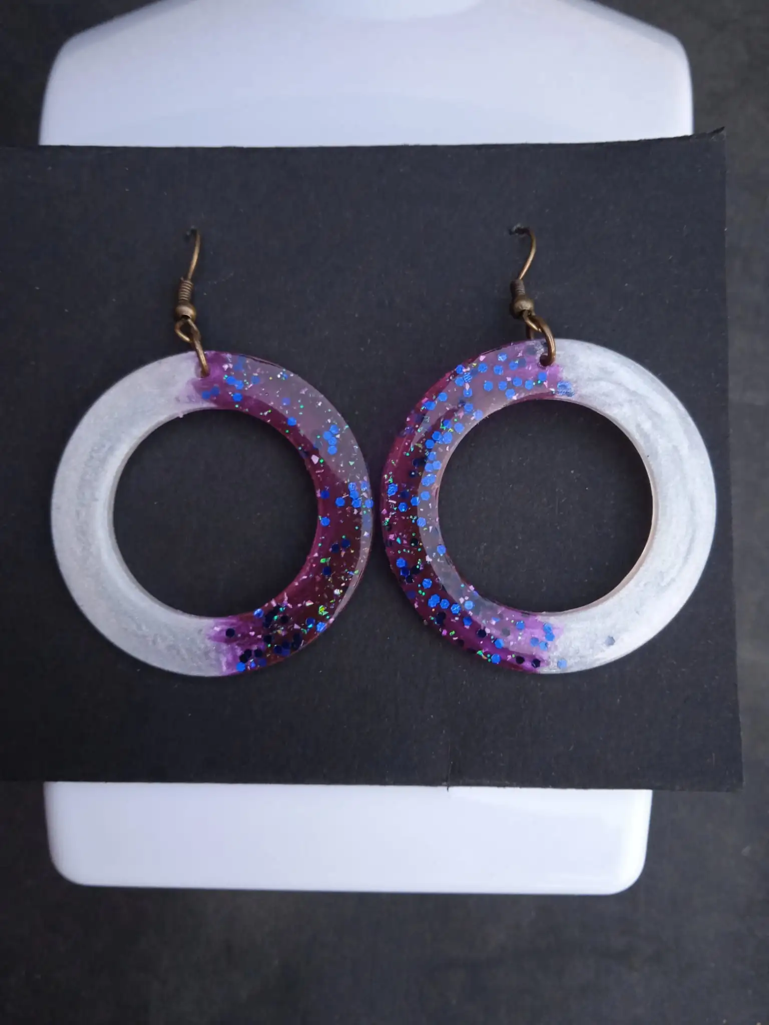 Pendientes “Galaxia Lunar” – Aros de resina con brillo cósmico