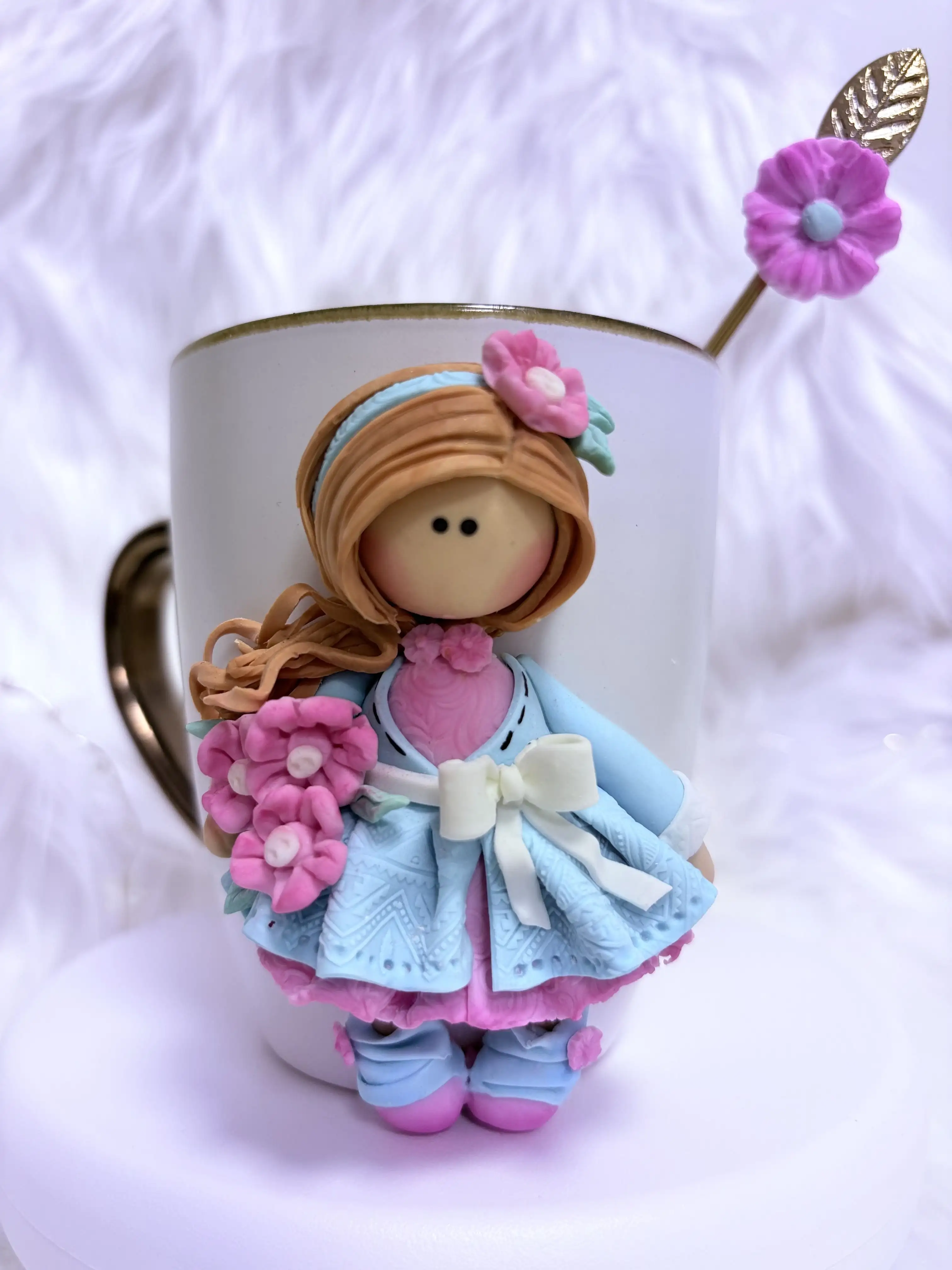 Taza con aplique de muñeca 