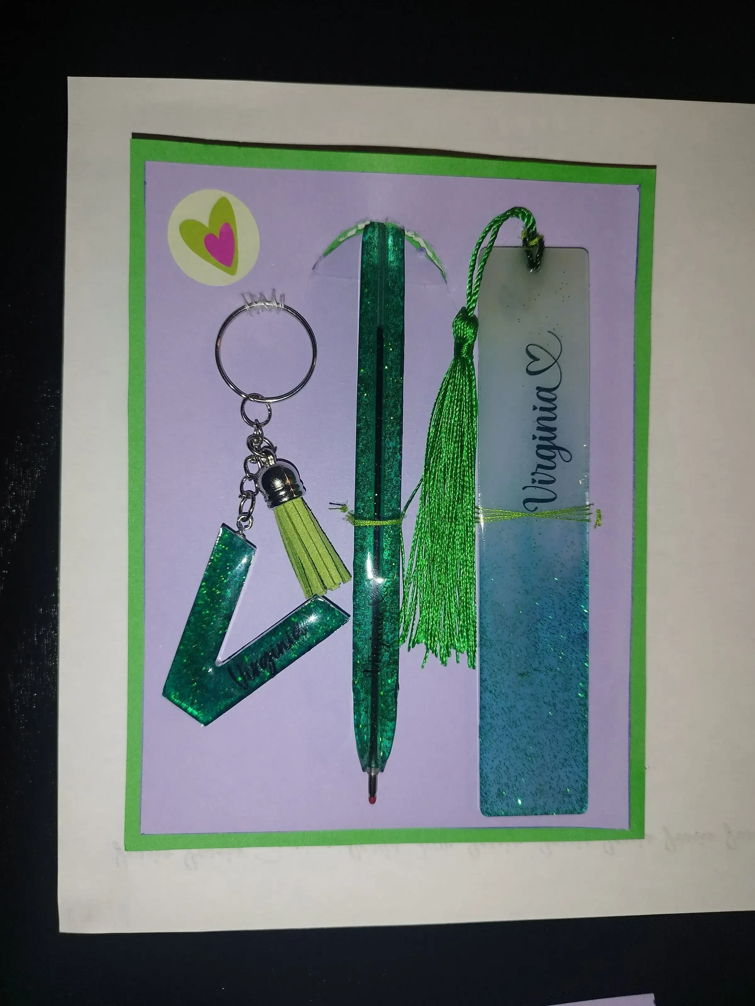 Pack llavero inicial, marcapáginas y boligrafo