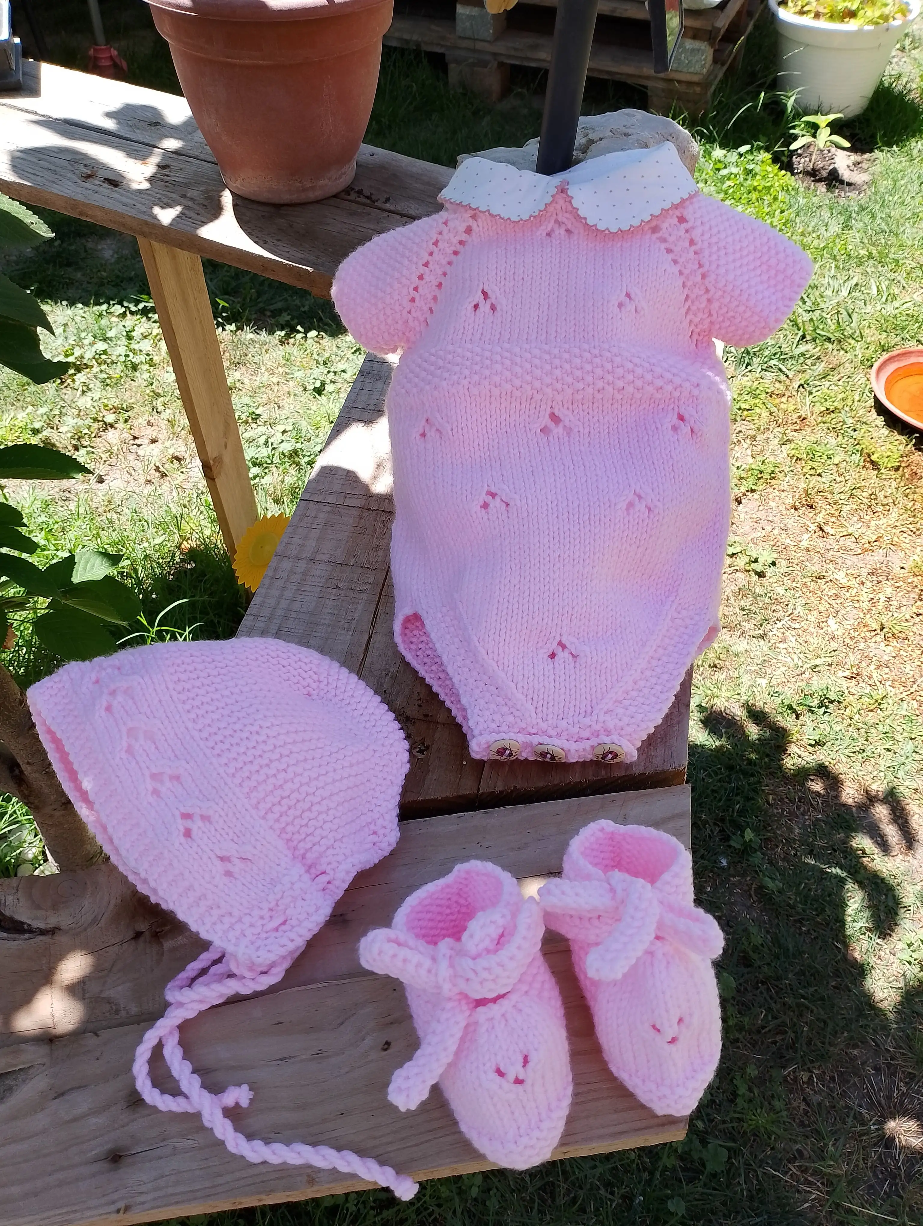 Conjunto de bebé tejido a mano