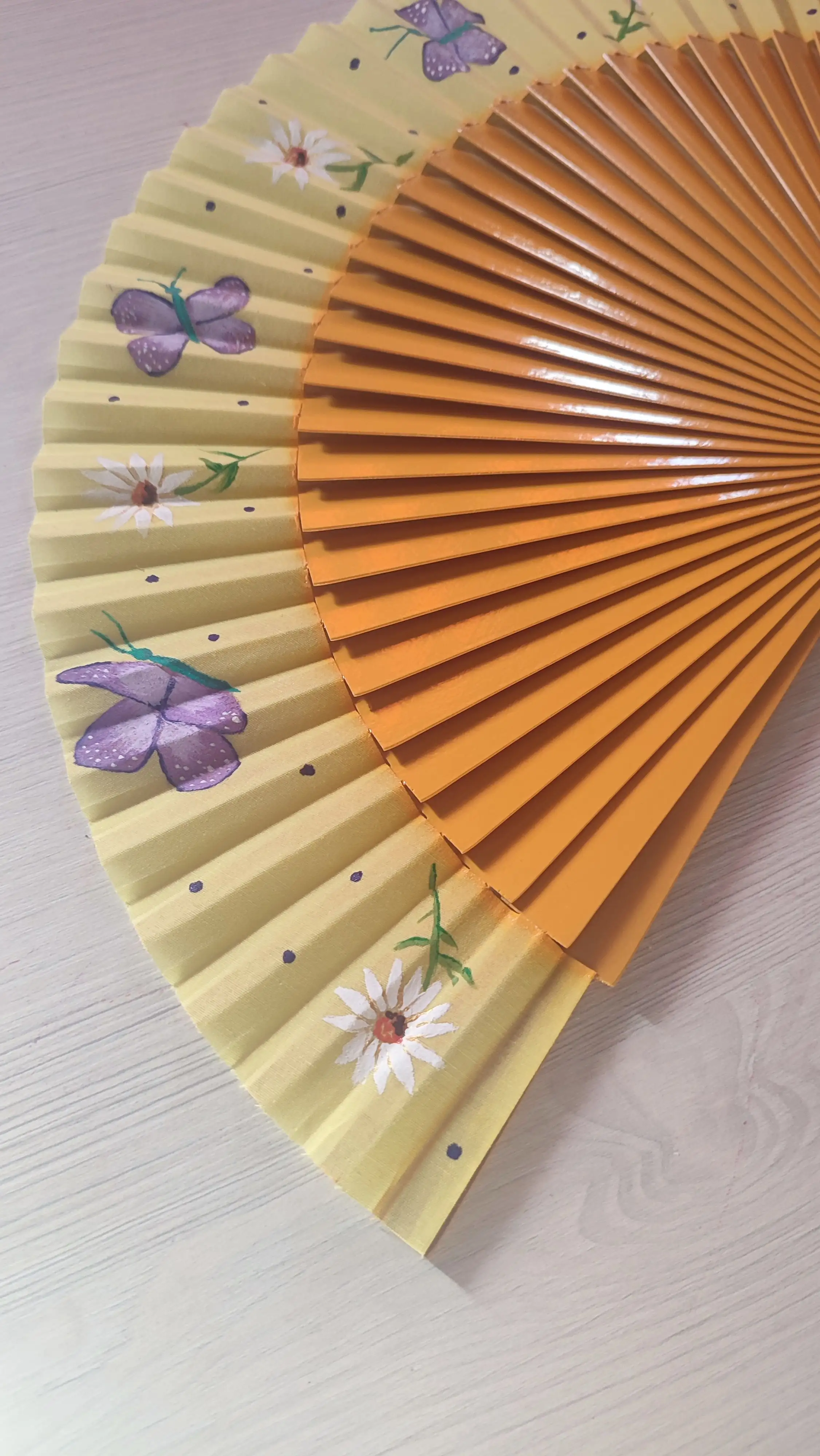 Abanico pintado a mano con margaritas y mariposas lilas - Imagen 3