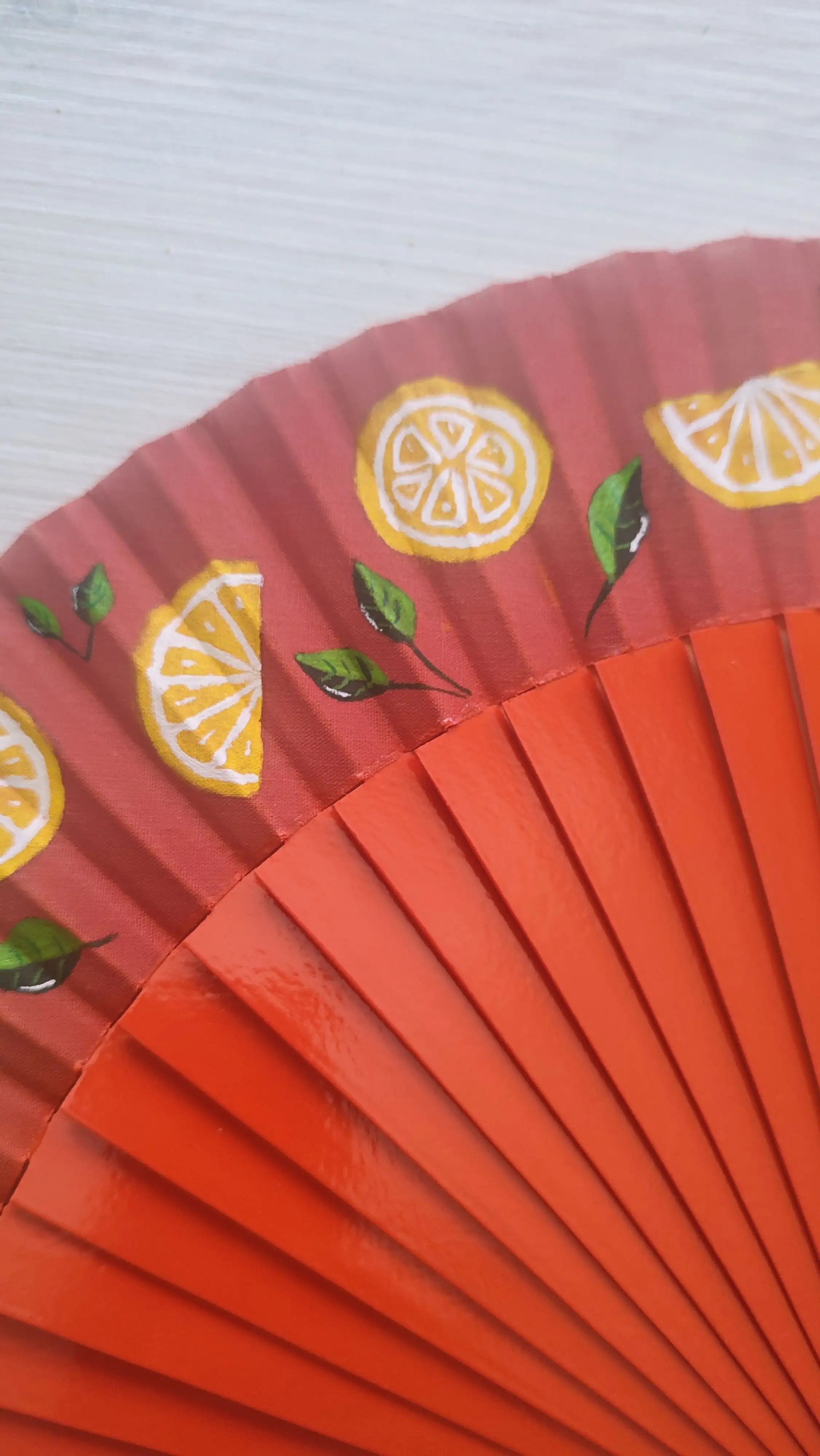 Abanico naranja pintado a mano con limones - Imagen 4