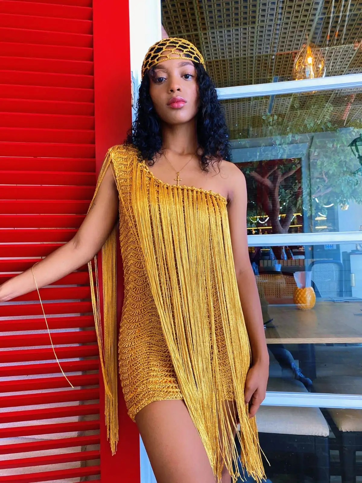 Vestido a crochet tipo cóctel con flecos - Imagen 2