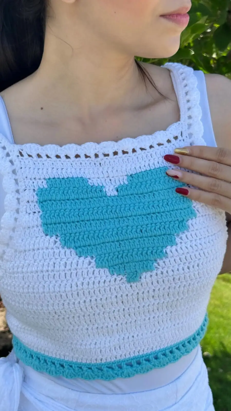 Top blanco con corazón azul