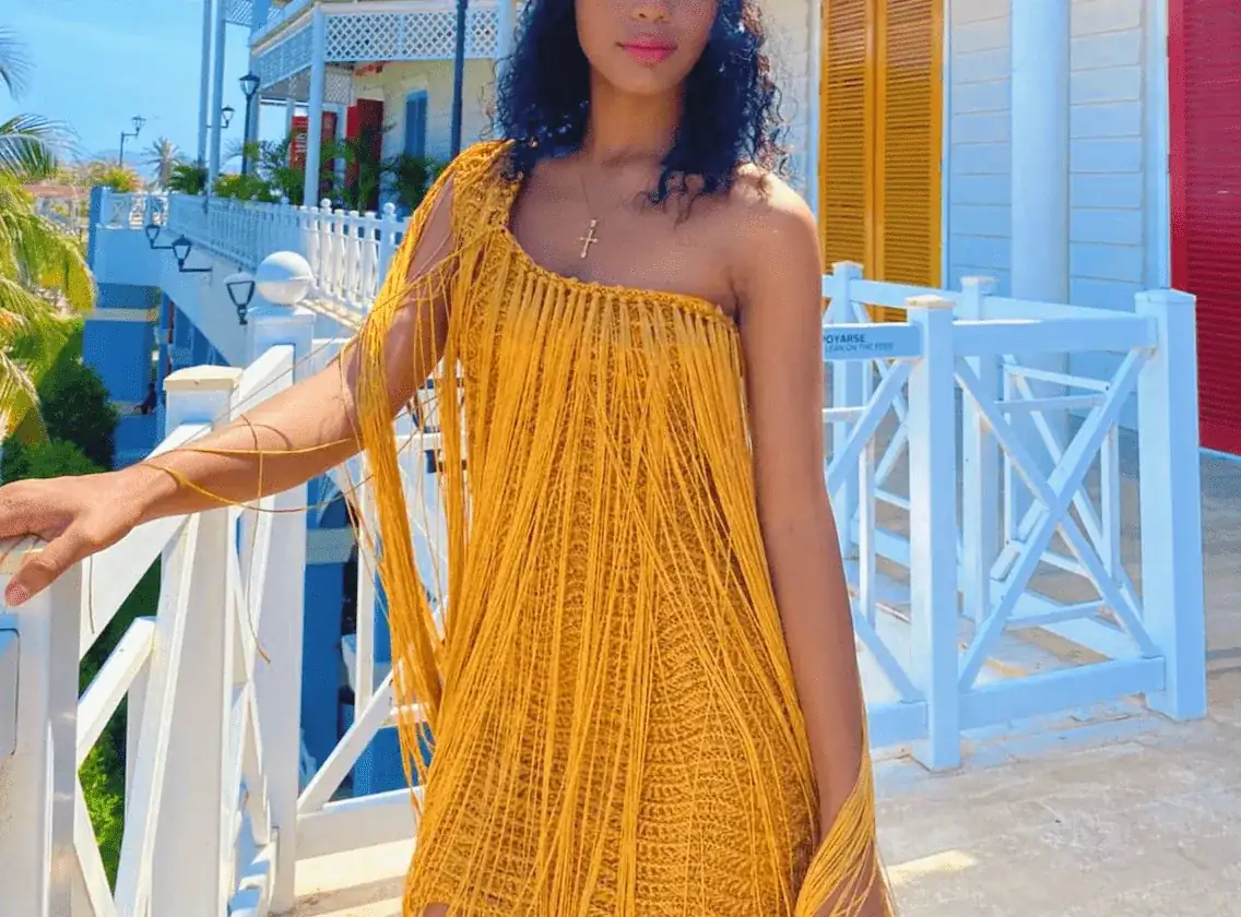Vestido a crochet tipo cóctel con flecos