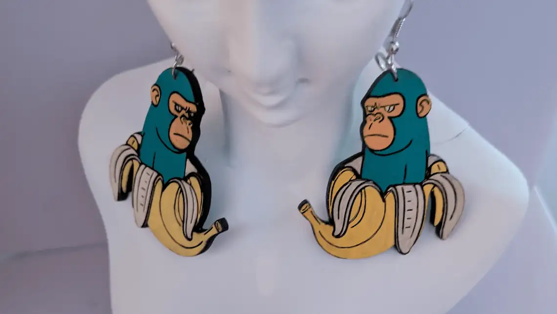 Pendientes mono en plátano