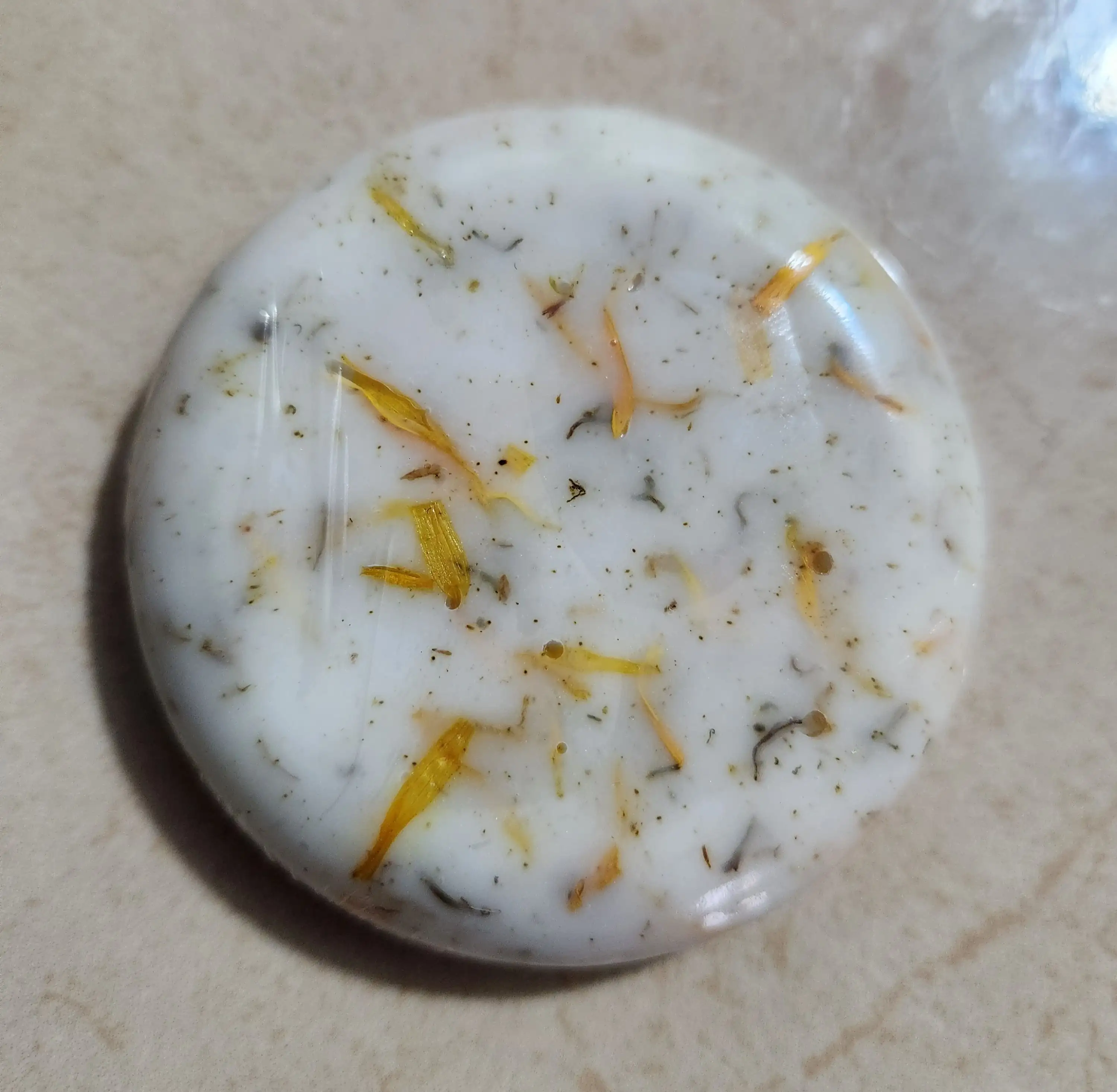 Jabón artesanal de caléndula, manzanilla y karité