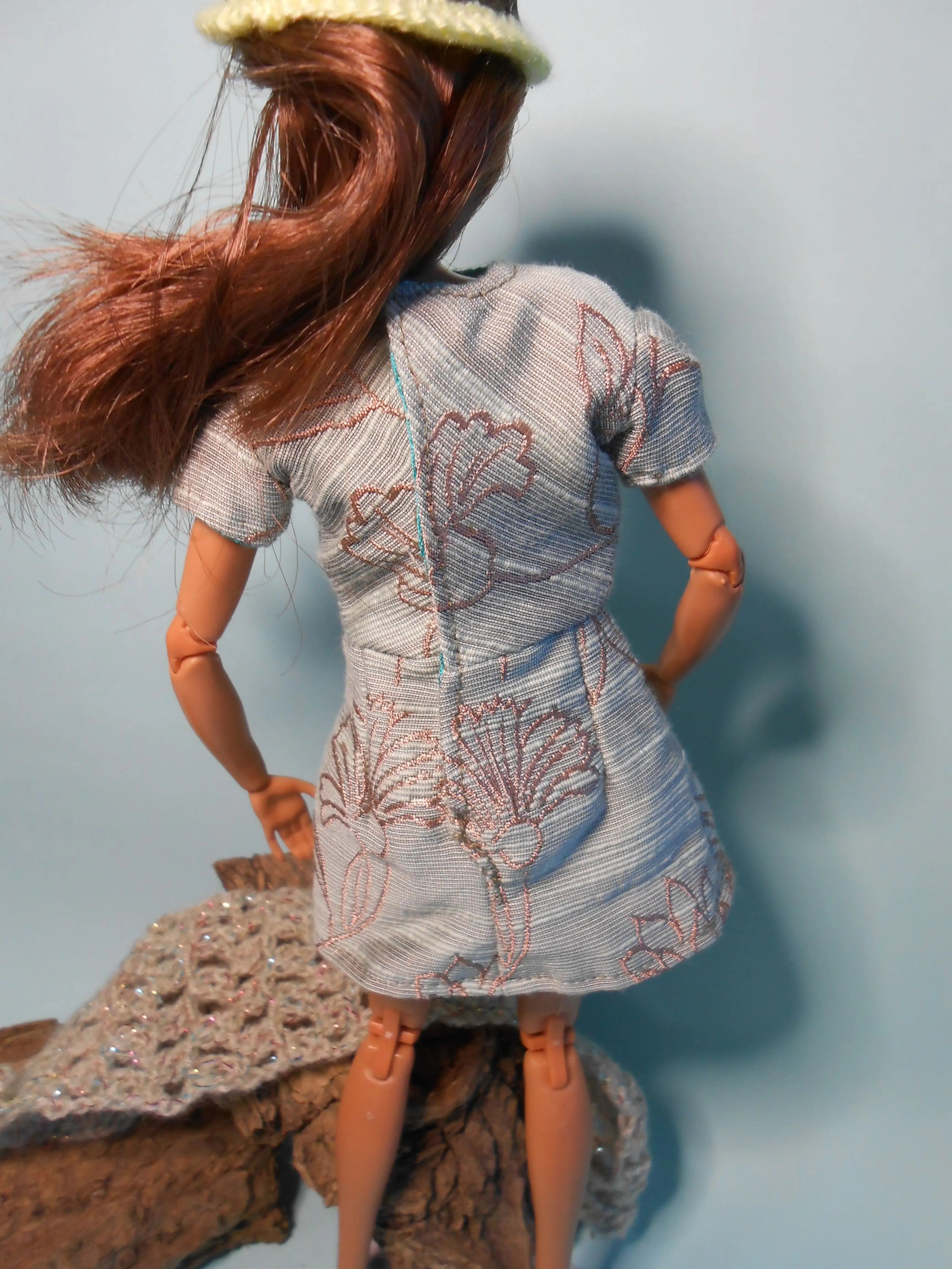 Conjunto exclusivo de vestido corto para muñeca OOAK - Imagen 3