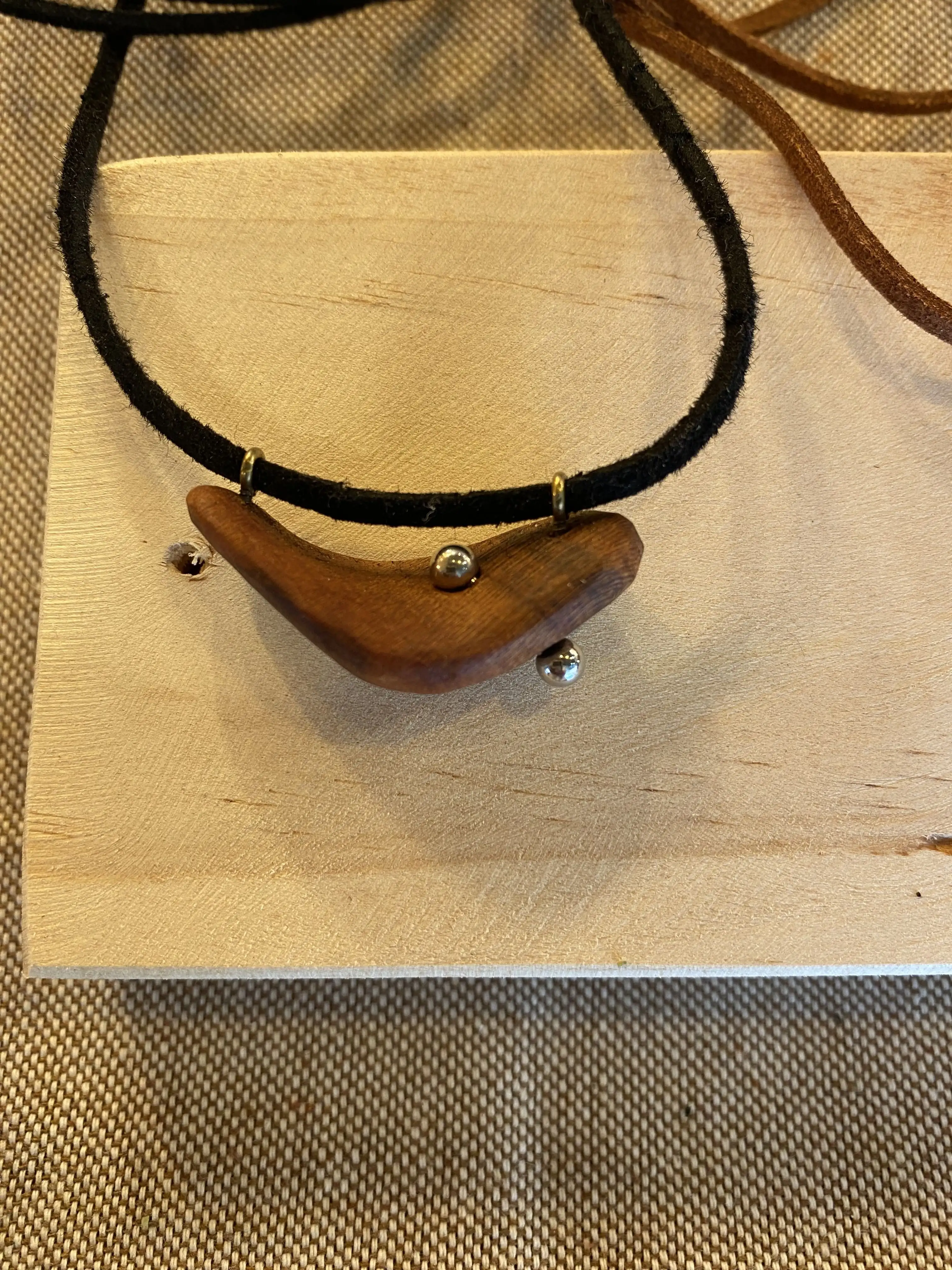 Colgante en madera de almendro