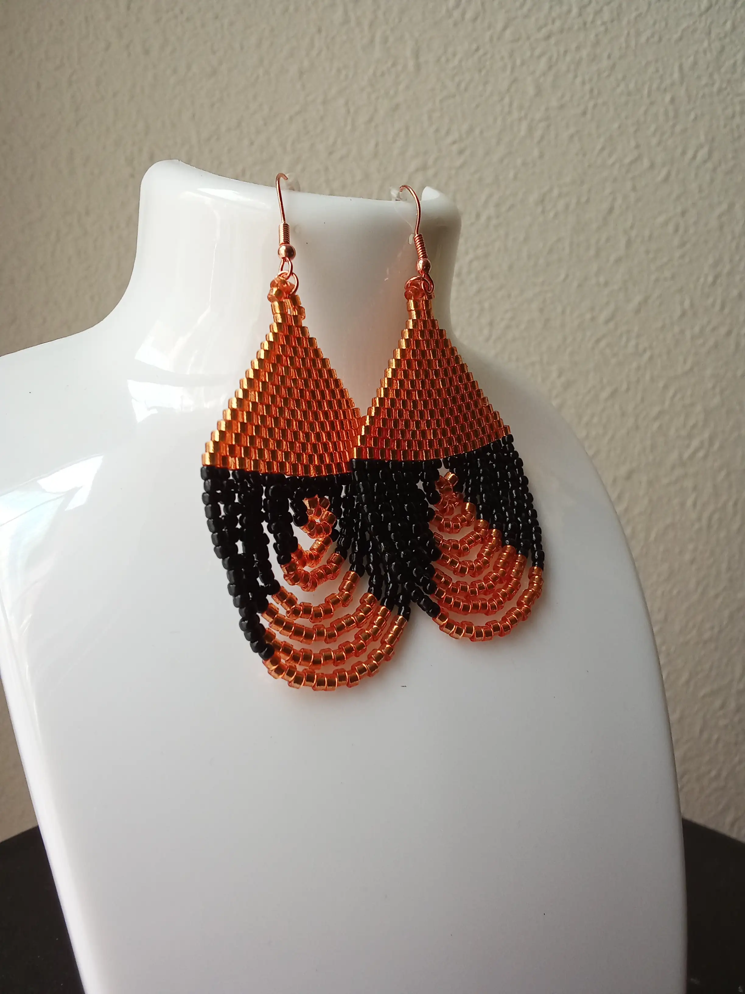 Aretes Artesanales Ébano & Oro - Imagen 2