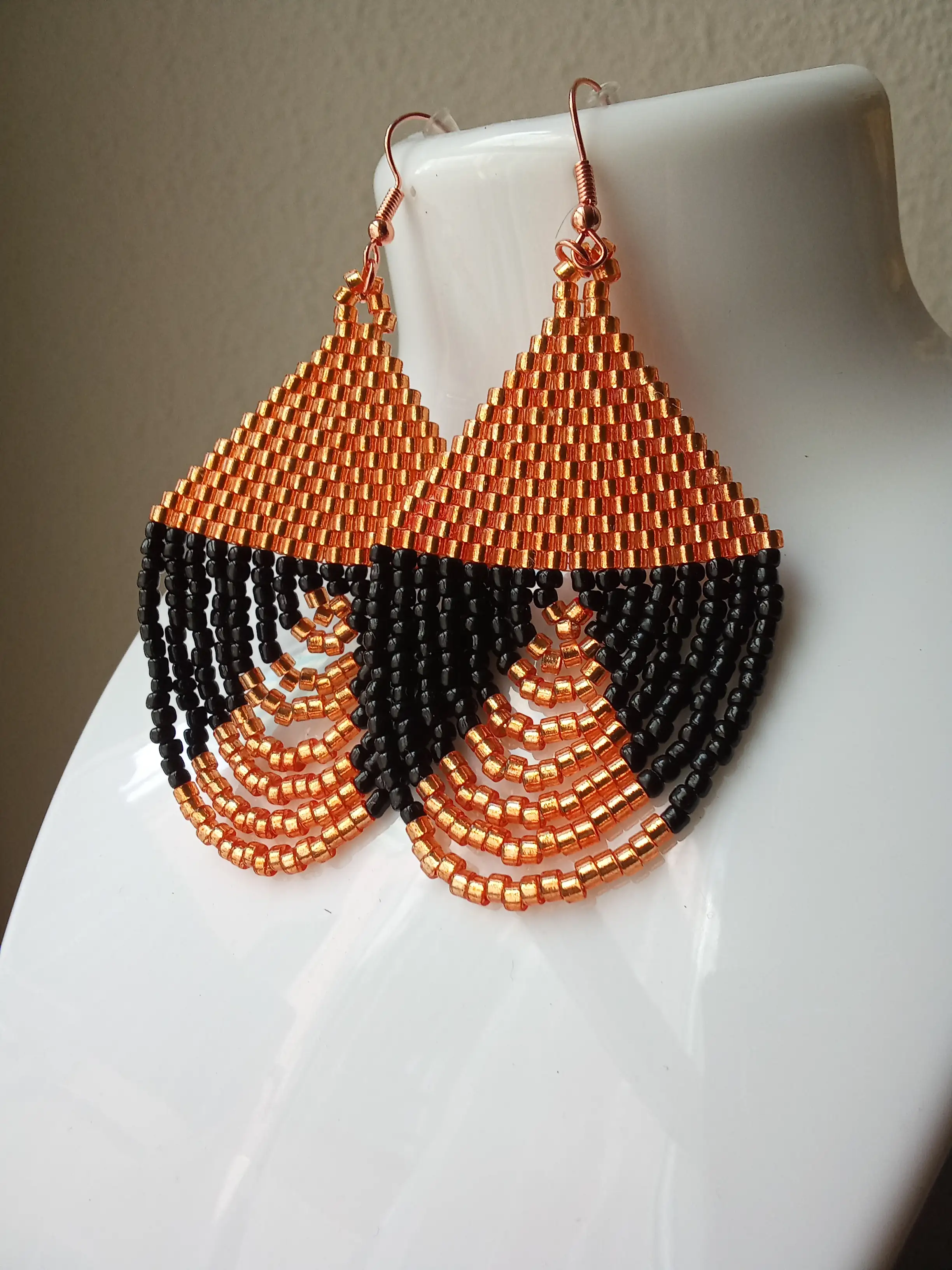 Aretes Artesanales Ébano & Oro - Imagen 3
