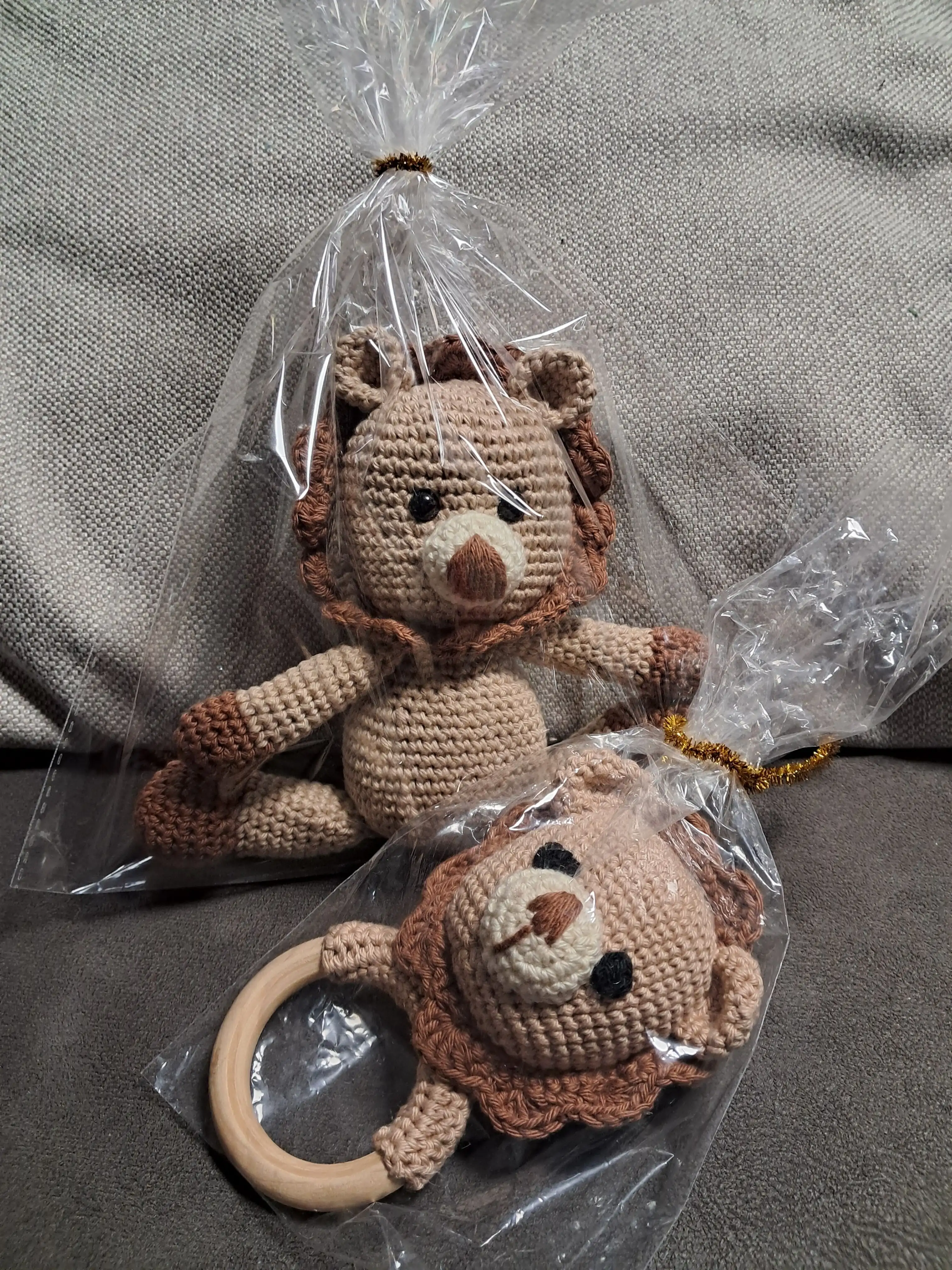 Conjunto sonajero y León bebé