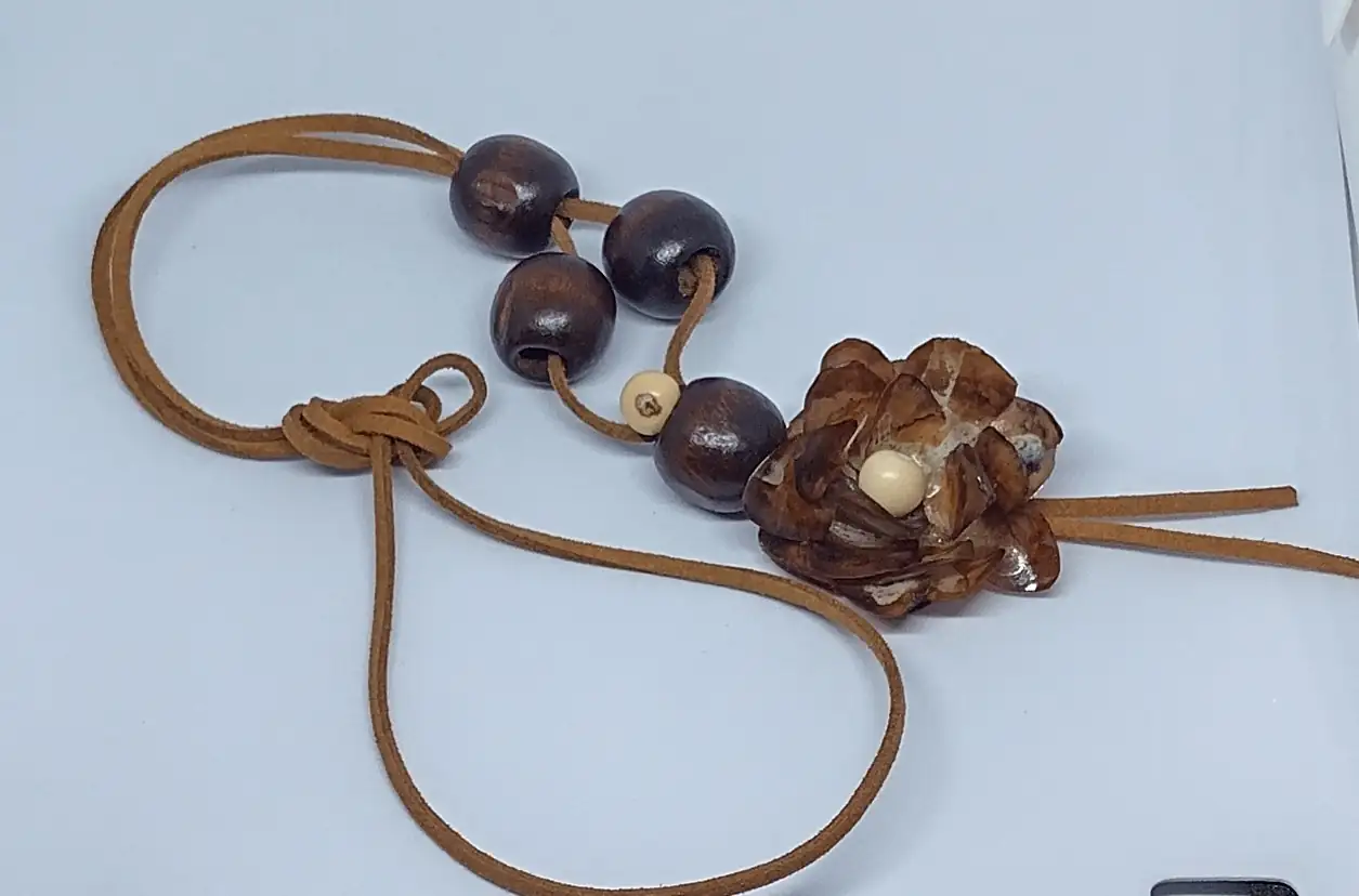 Collar de biojoyas hecho con escamas de pez (Colar Biojóias feito com escamas de peixe)