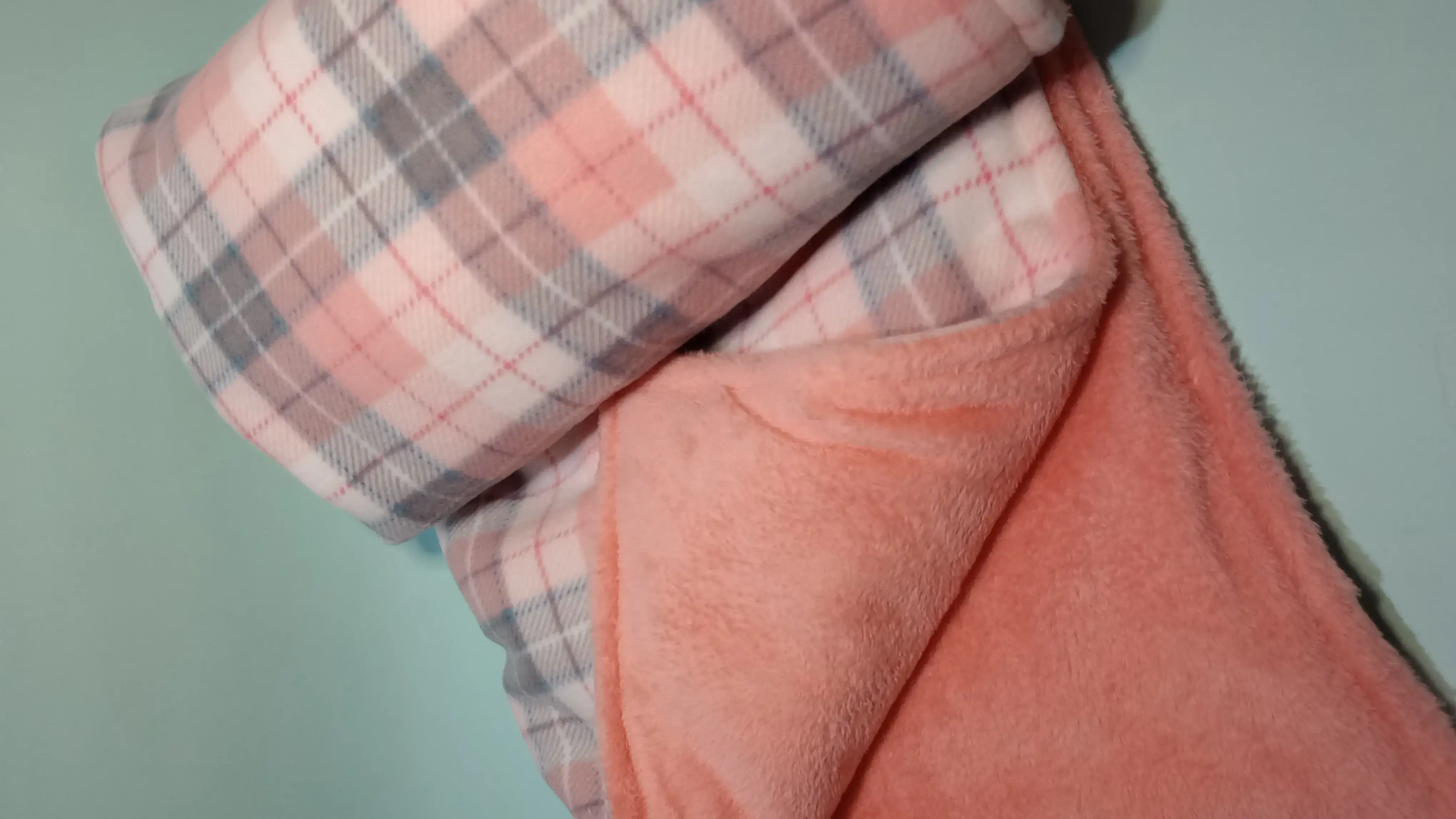 Manta Polar Escocesa Rosa con Polar Peluche – Suave y Abrigada - Imagen 3