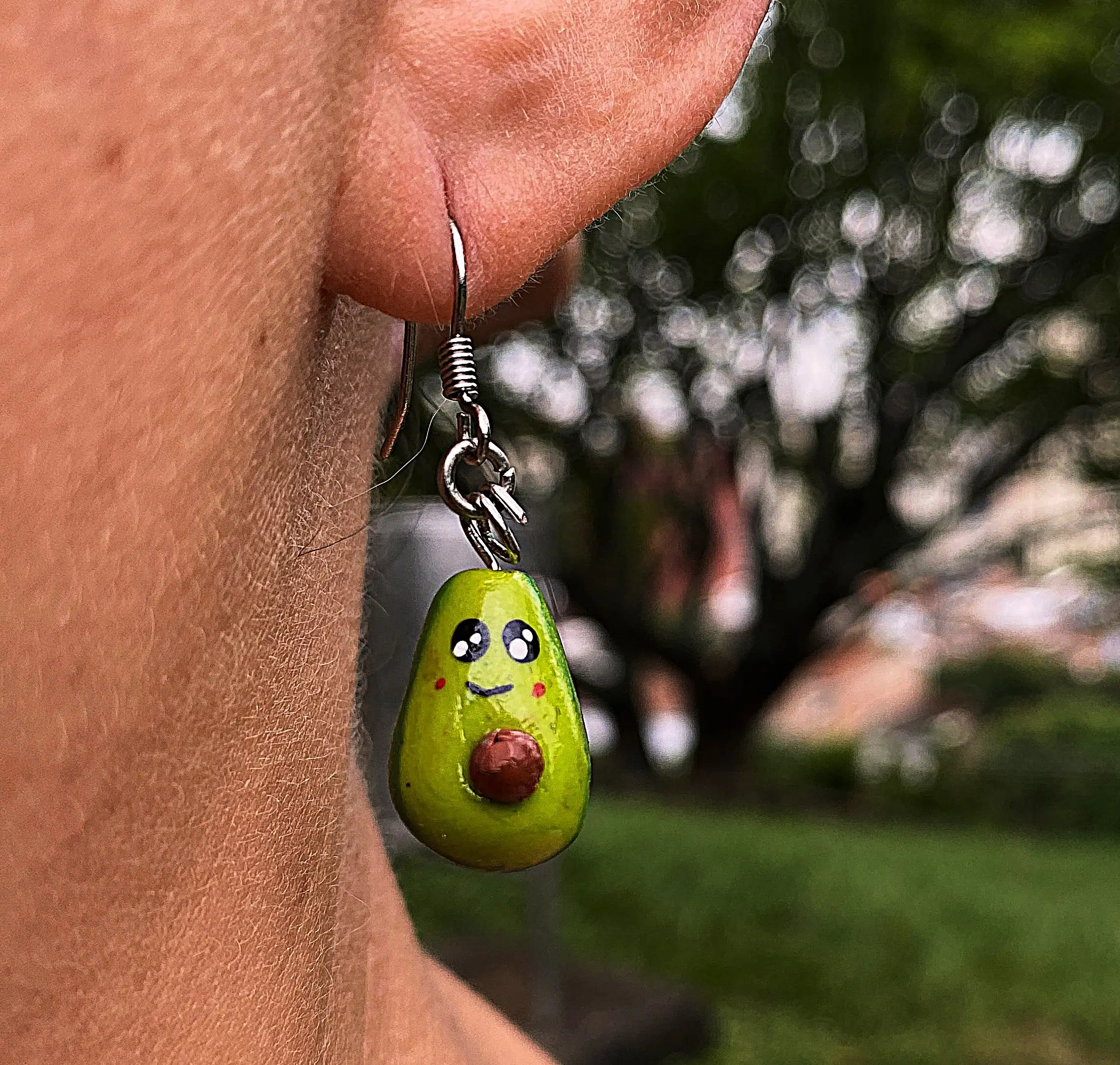 Aretes colgantes de aguacates
