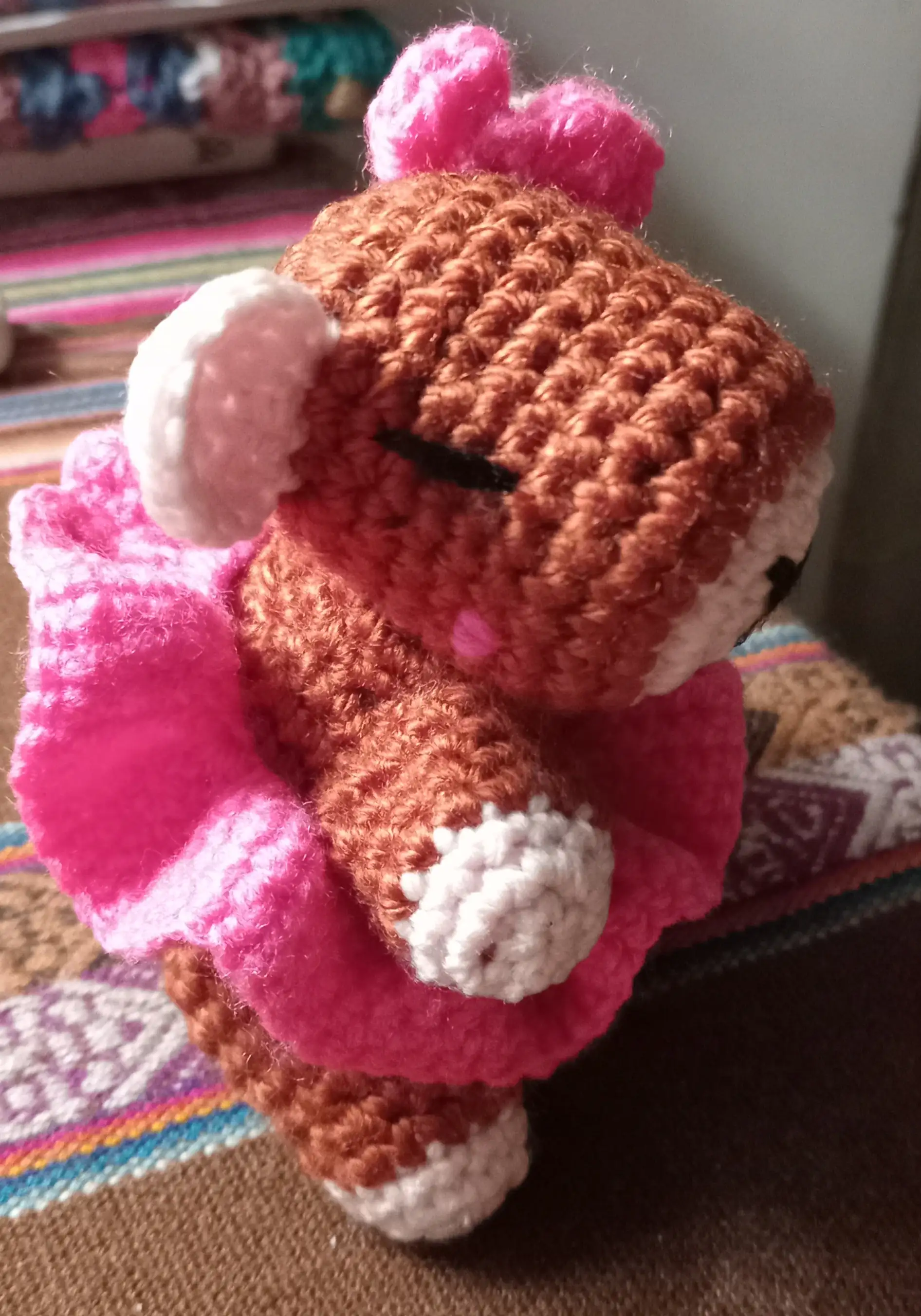 Carpincho amigurumi con vestido rosa - Imagen 2