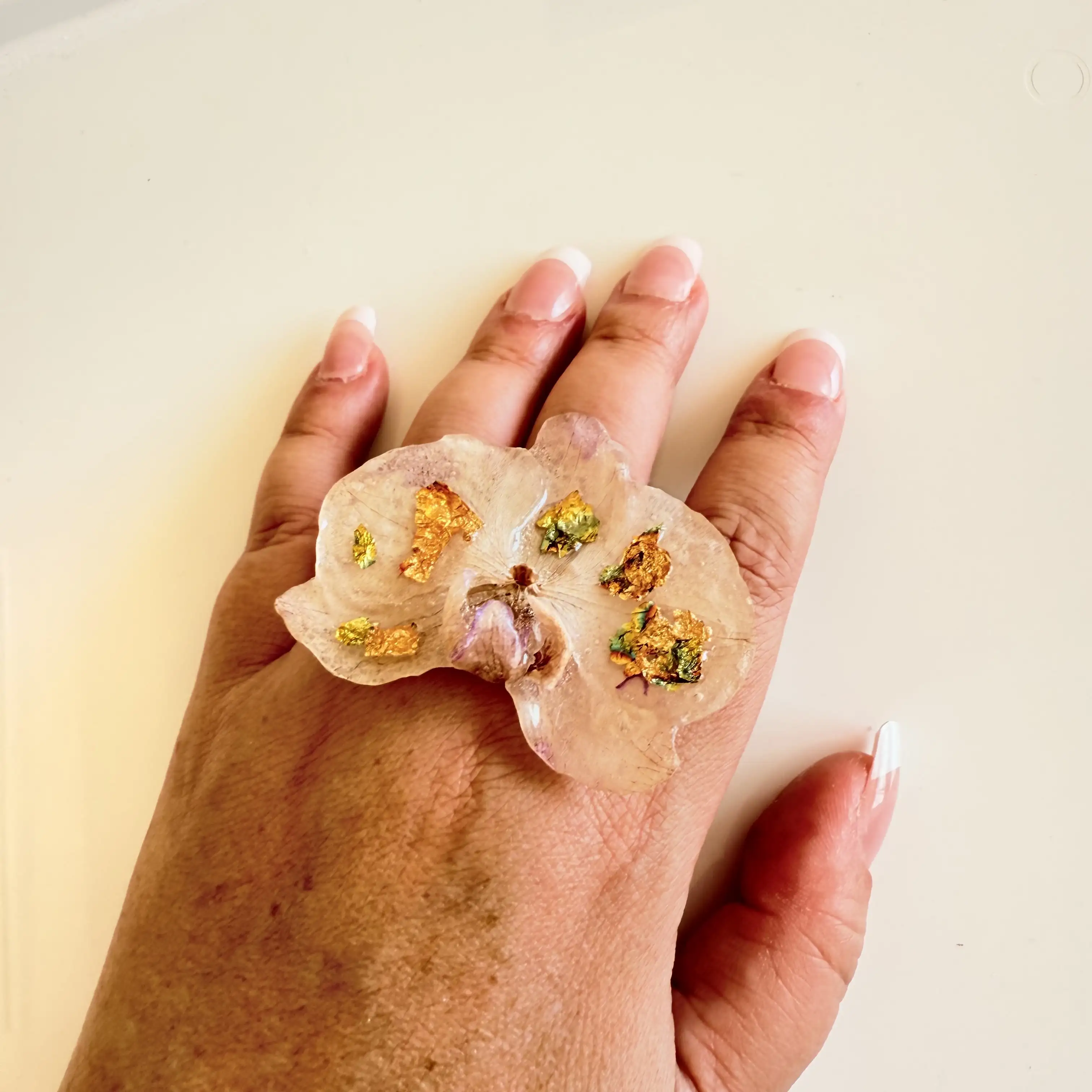 Anillo ajustable de orquídea natural - Imagen 2