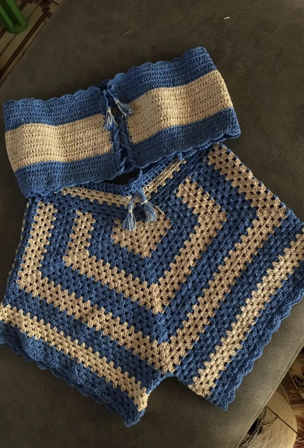 Conjunto de crochet a rayas azul y beige