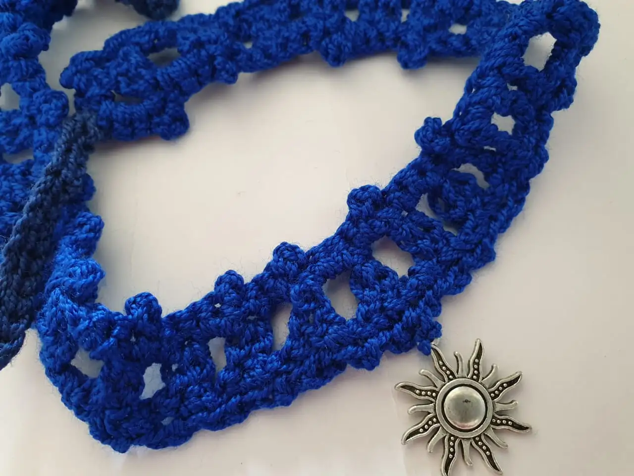 Delicado collar hecho a mano con hilo azul intenso.