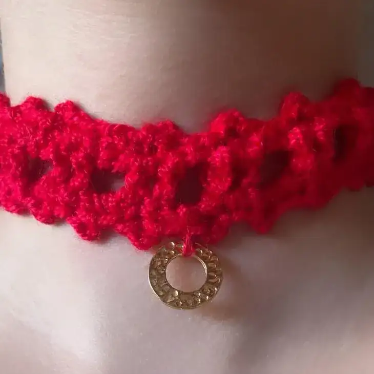 Delicado collar rojo hecho a mano