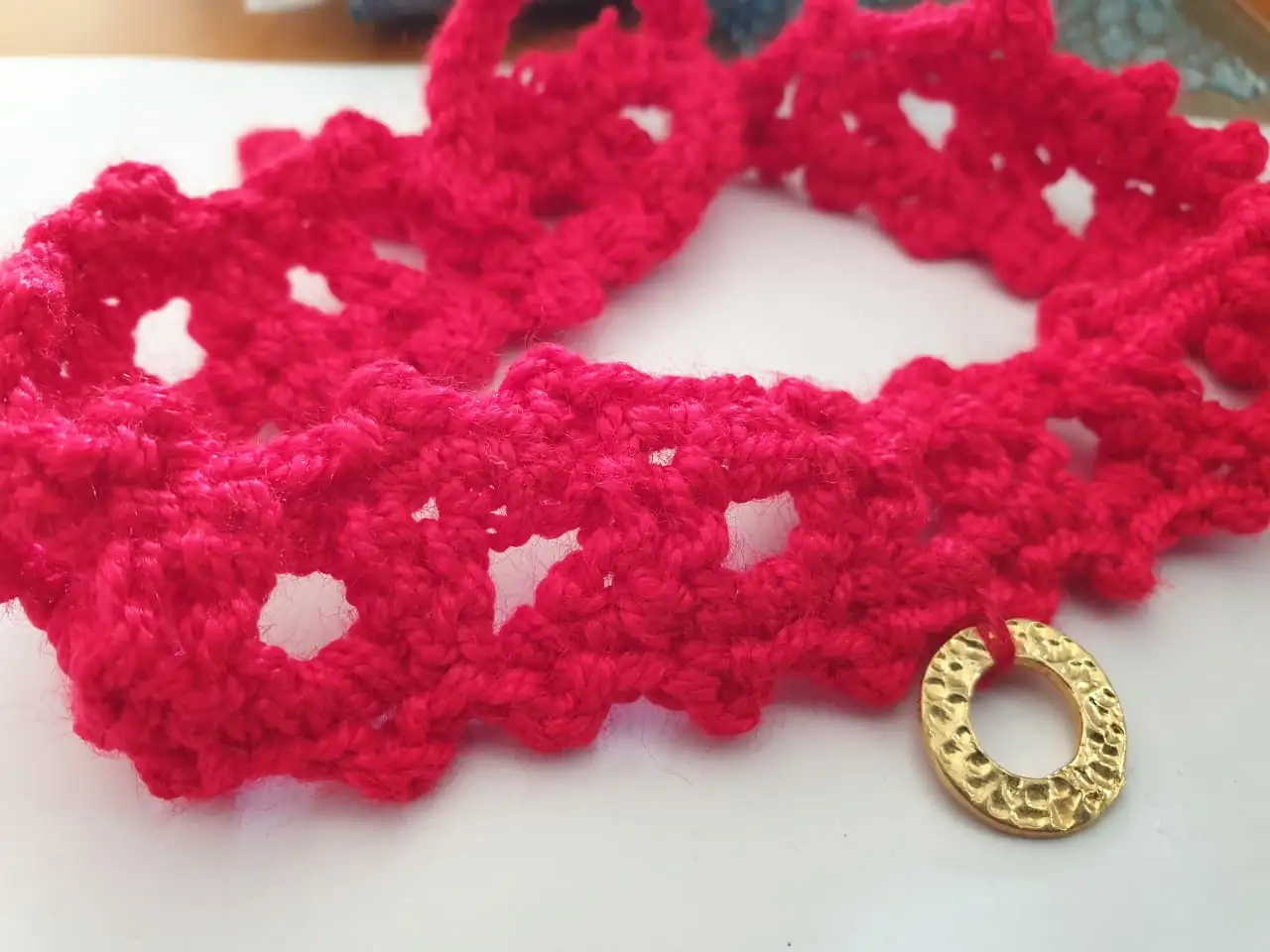 Delicado collar rojo hecho a mano - Imagen 3