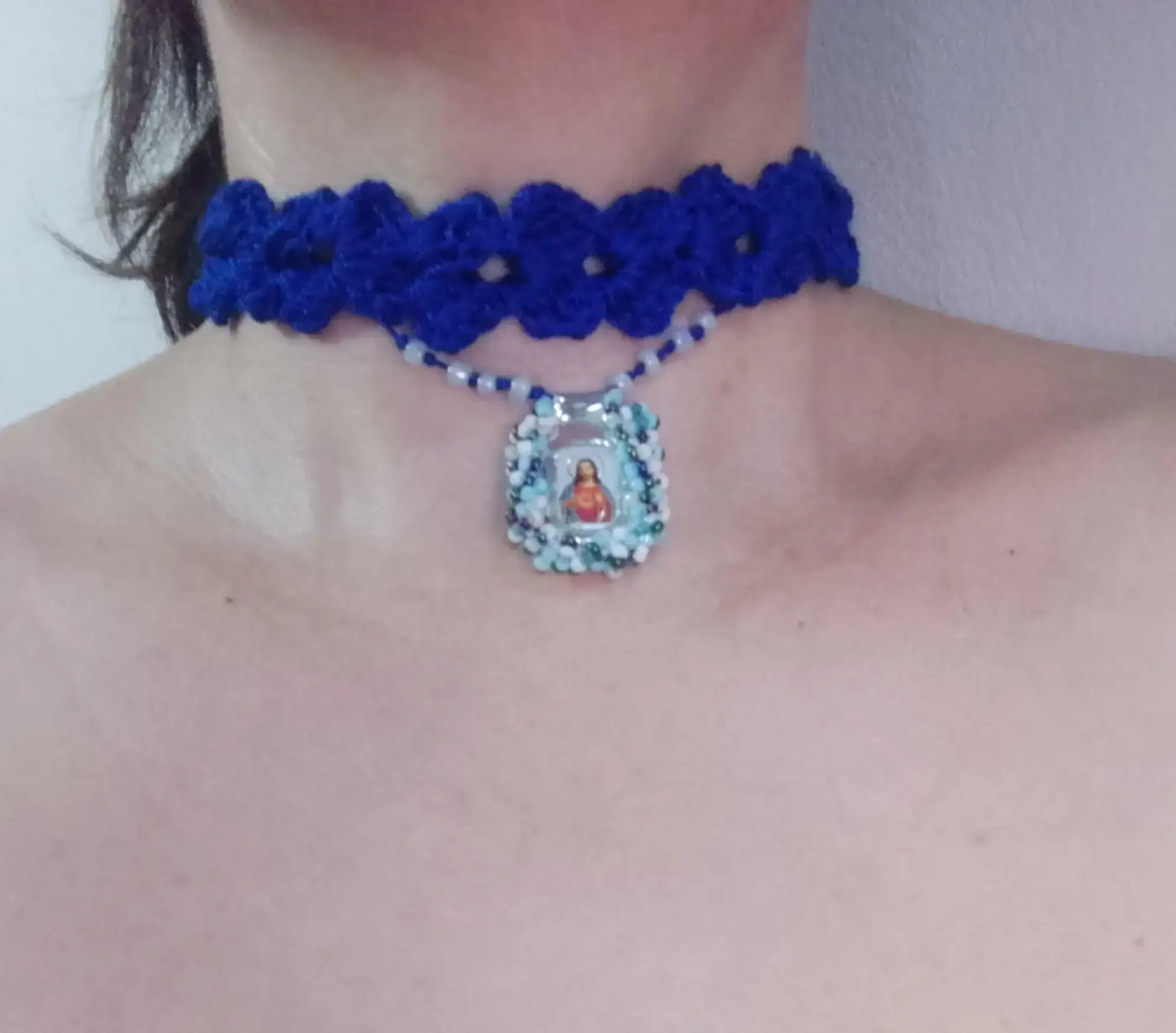 Delicado collar hecho a mano con hilo azul intenso.