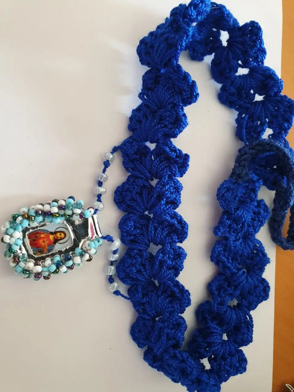 Delicado collar hecho a mano con hilo azul intenso. - Imagen 5