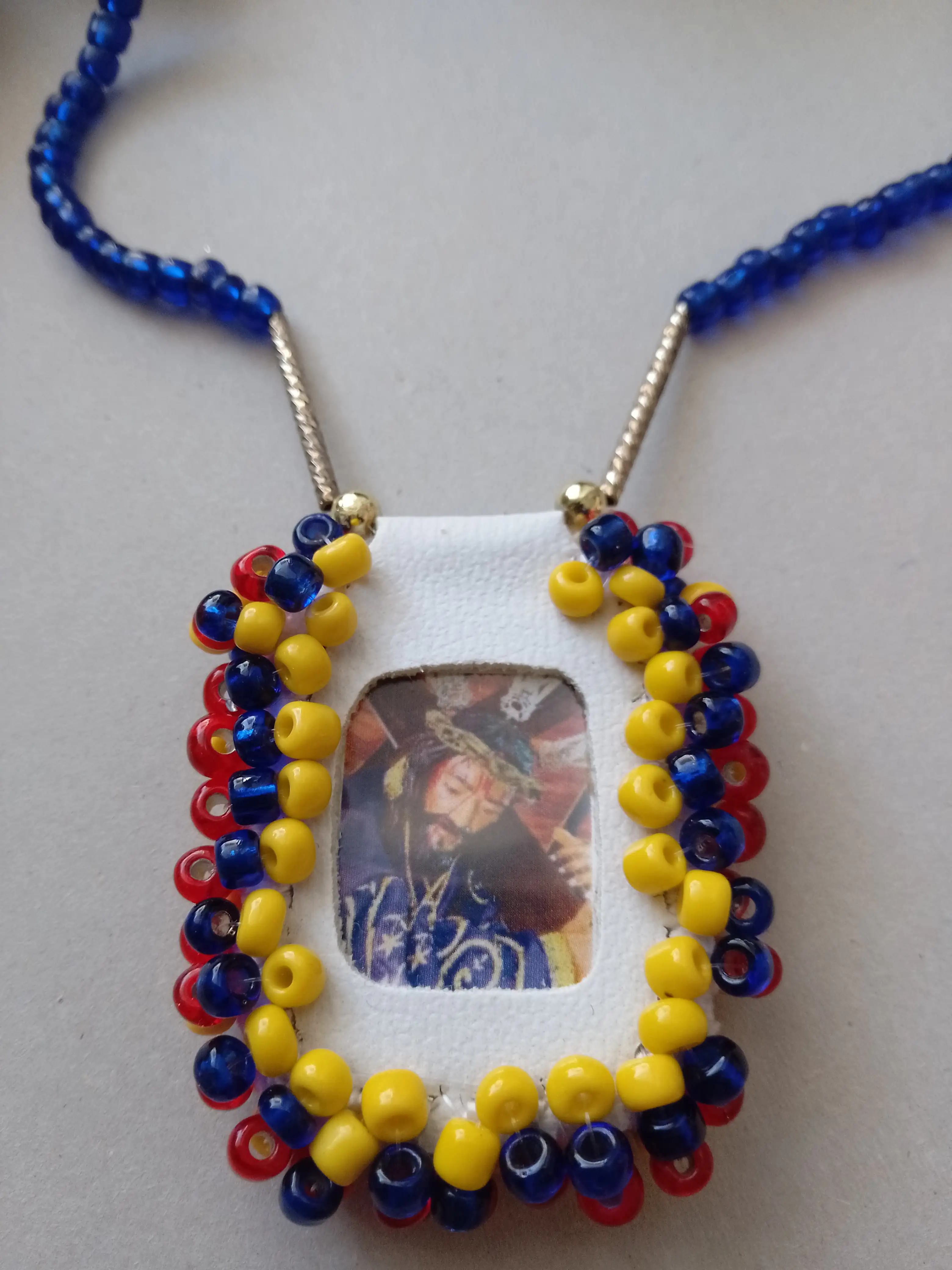 Collar hecho a mano con motivo religioso - Imagen 2