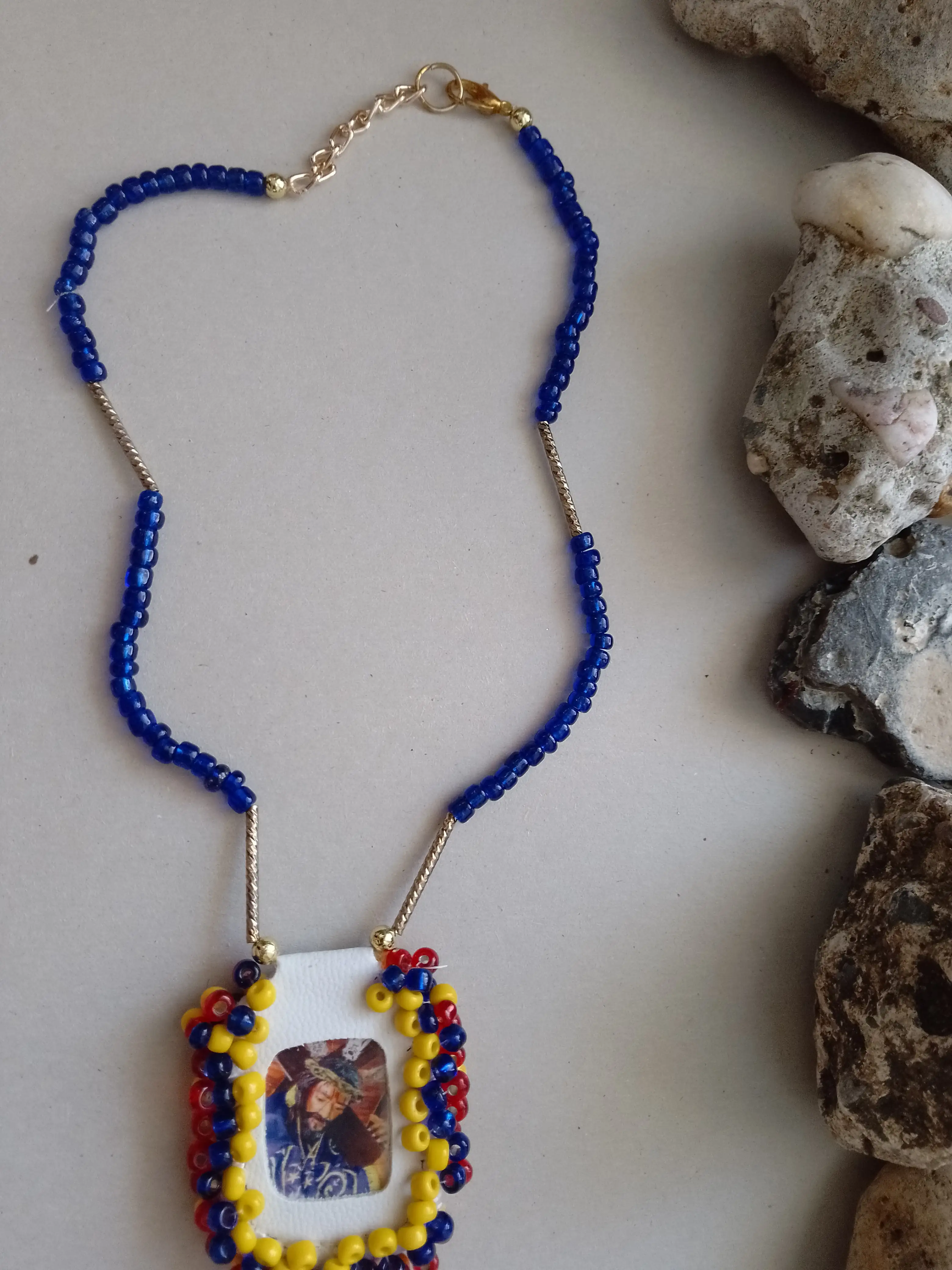 Collar hecho a mano con motivo religioso - Imagen 3