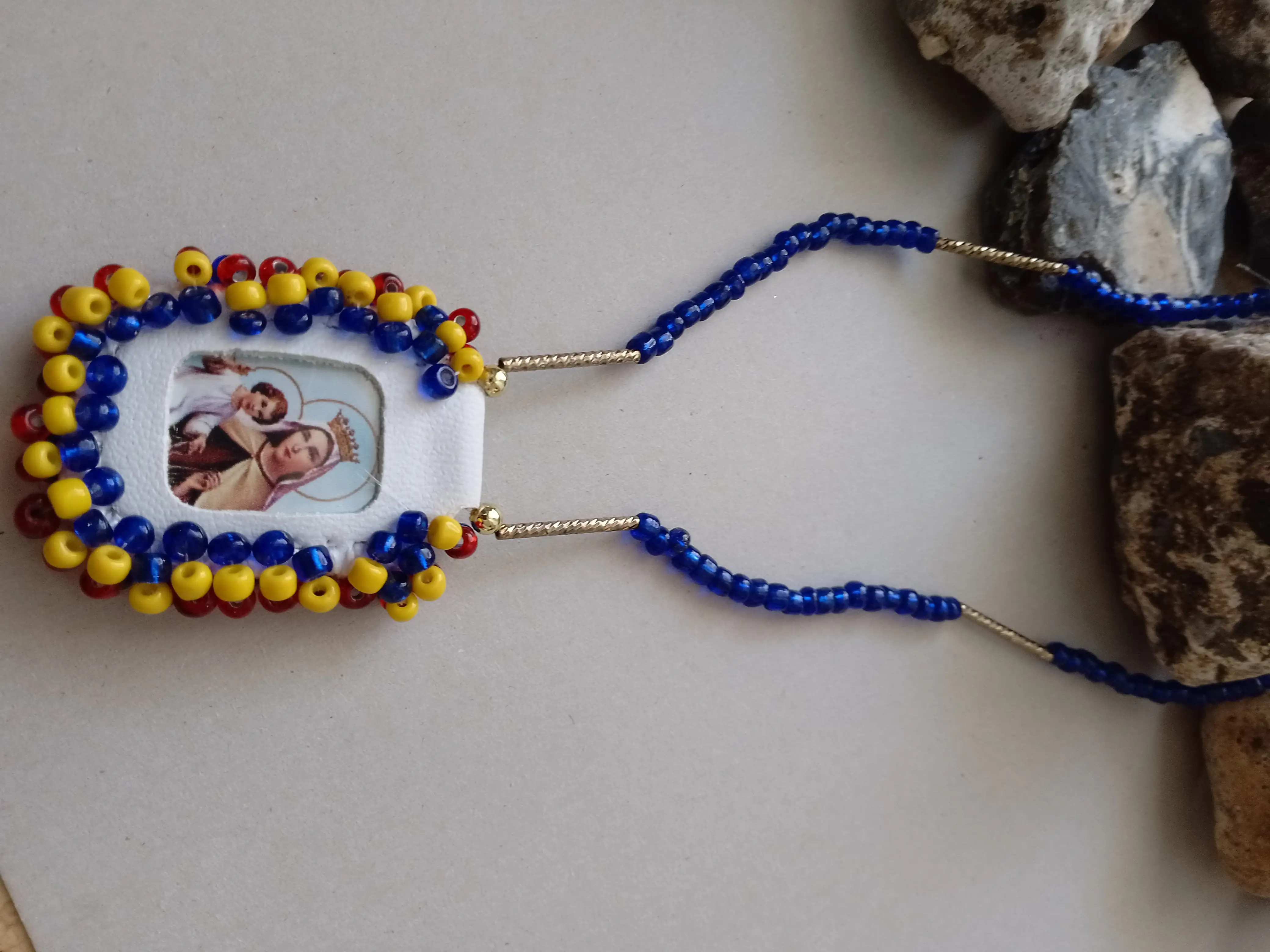 Collar hecho a mano con motivo religioso - Imagen 5