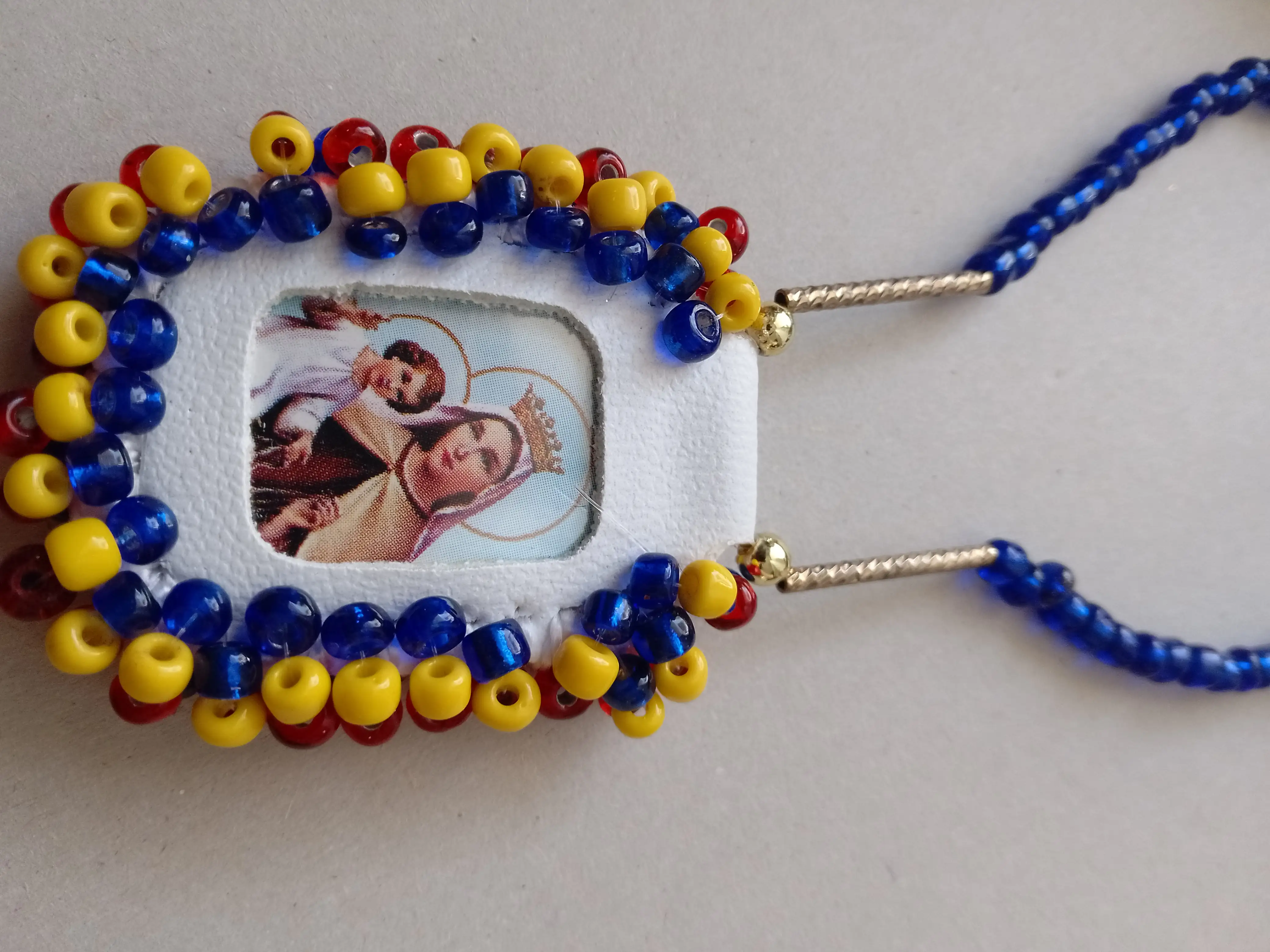 Collar hecho a mano con motivo religioso - Imagen 4