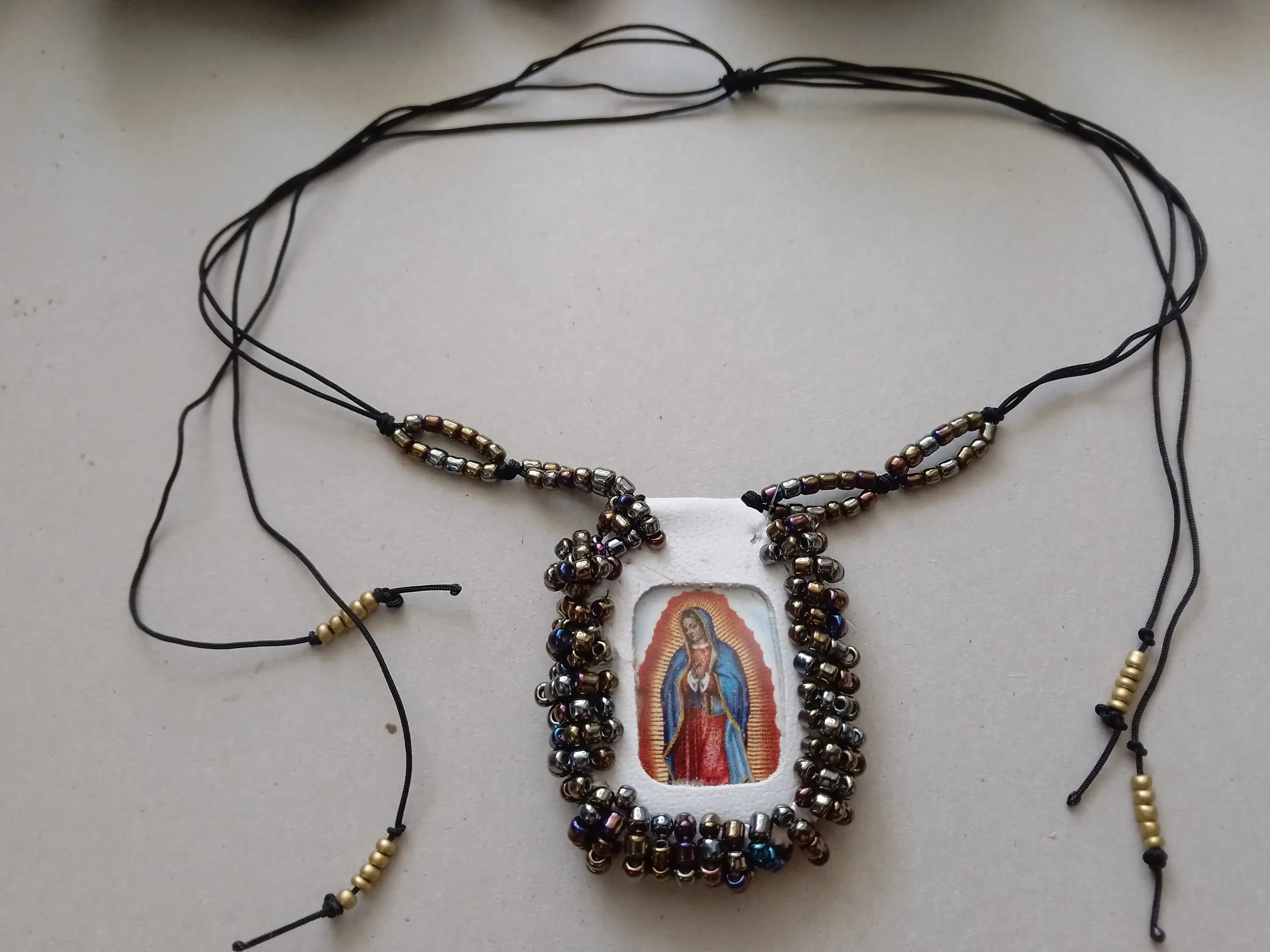 Collar hecho a mano con motivo religioso - Imagen 3