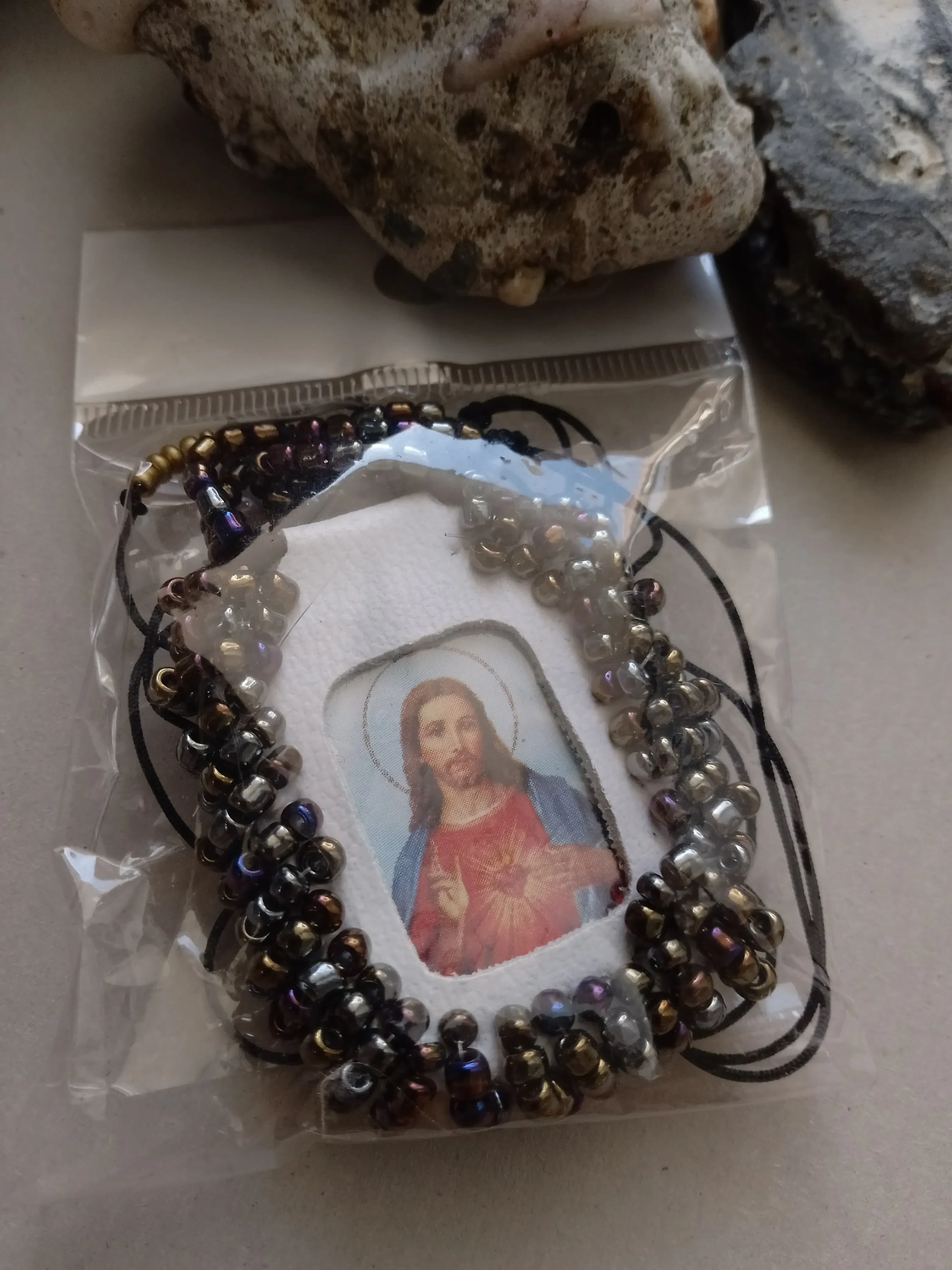 Collar hecho a mano con motivo religioso - Imagen 2