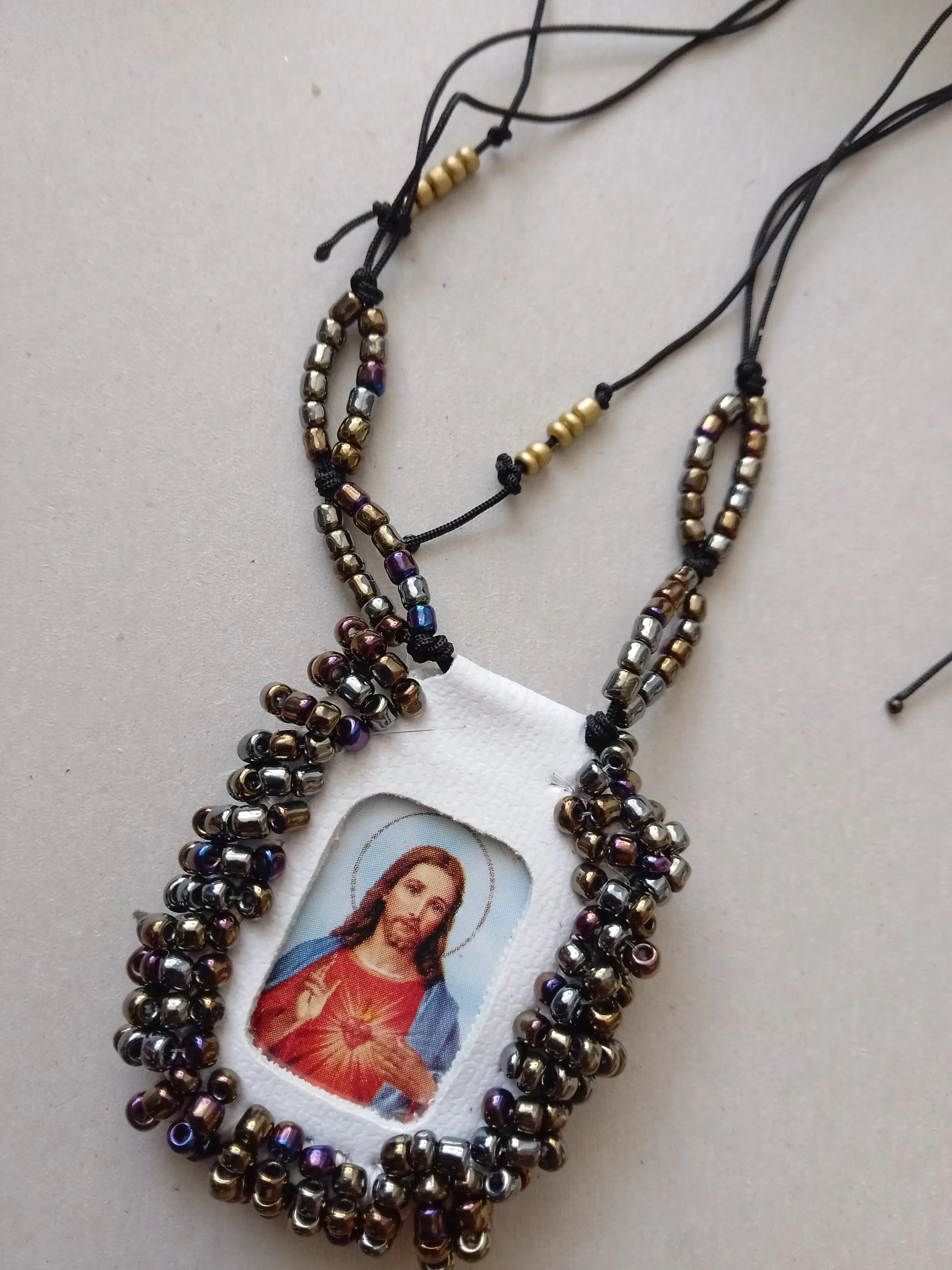 Collar hecho a mano con motivo religioso - Imagen 5