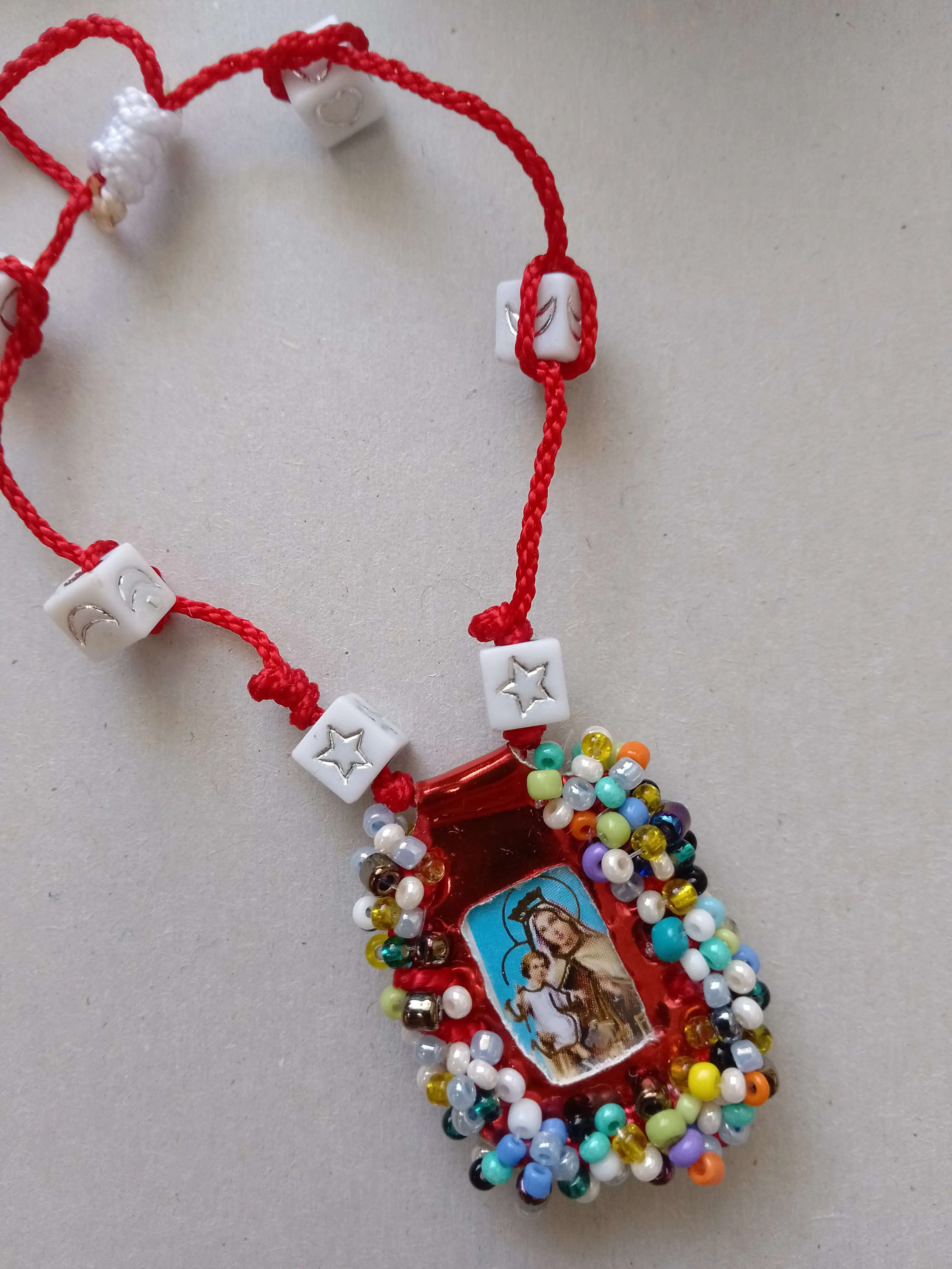 Pulsera ajustable hecha a mano con imágenes de la Virgen María y el Arcángel Miguel. - Imagen 2