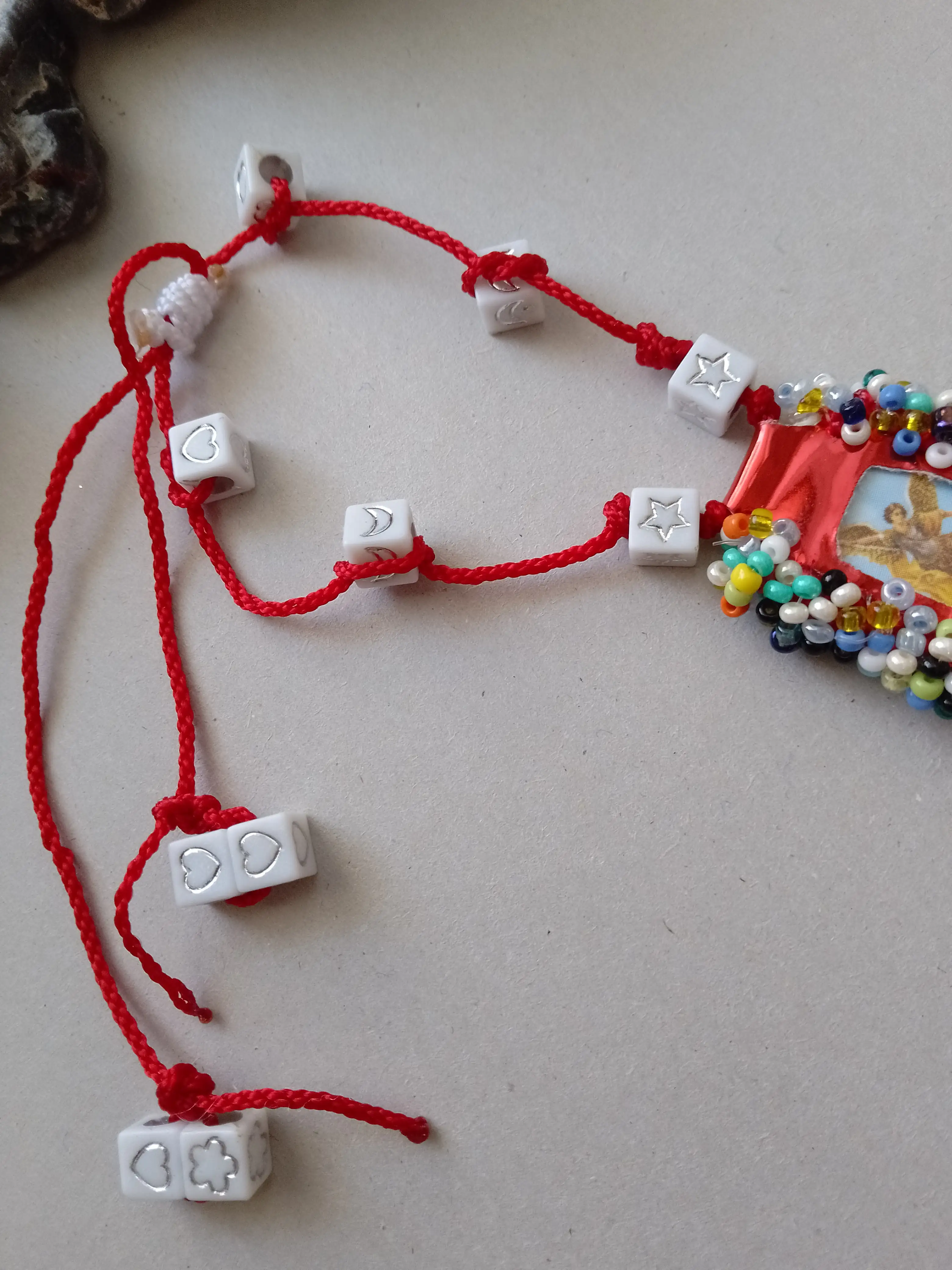 Pulsera ajustable hecha a mano con imágenes de la Virgen María y el Arcángel Miguel. - Imagen 5