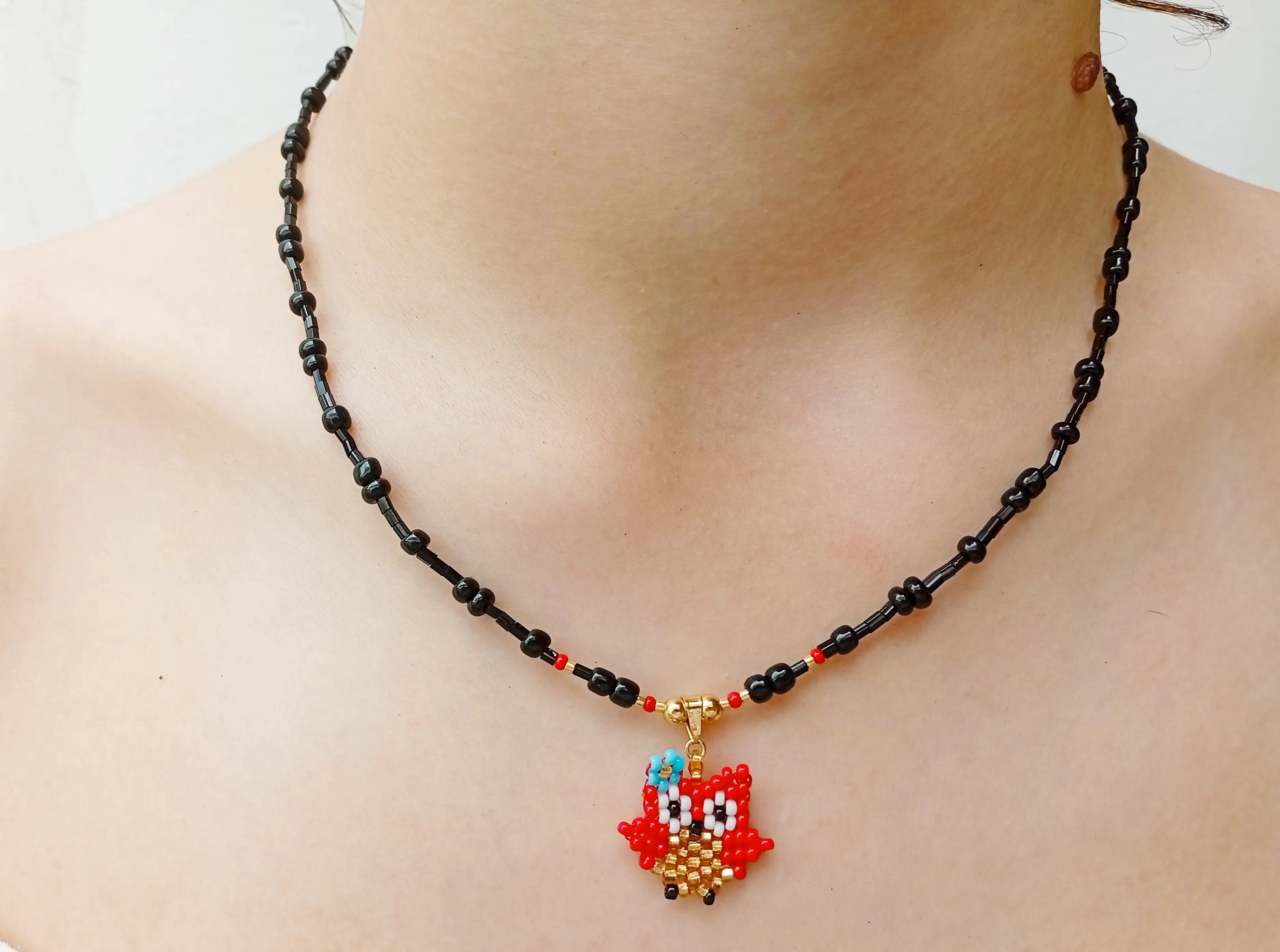 Collar de mostacillas con dije